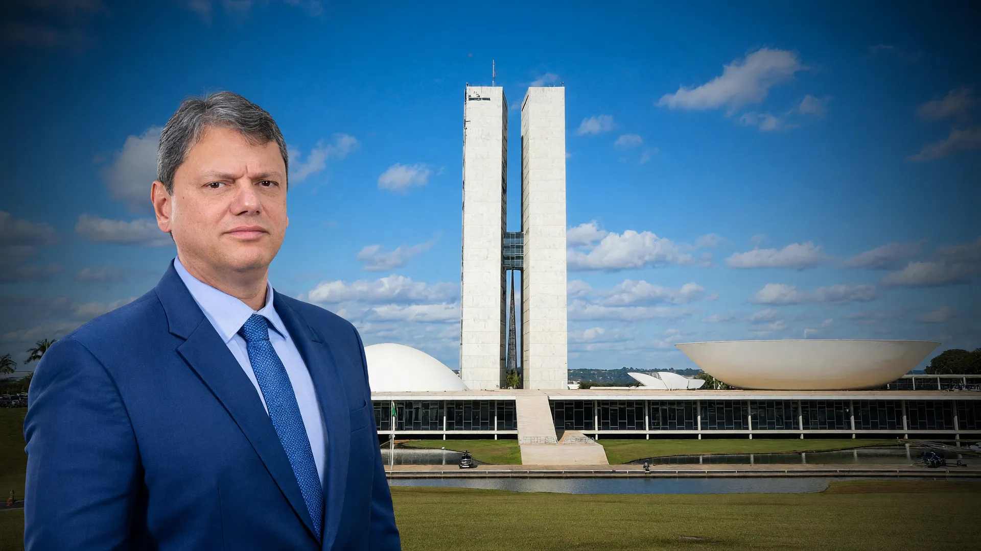 Governador Tarcísio de Freitas ao lado do Senado Federal, no contexto da candidatura André do Prado Senado 2026