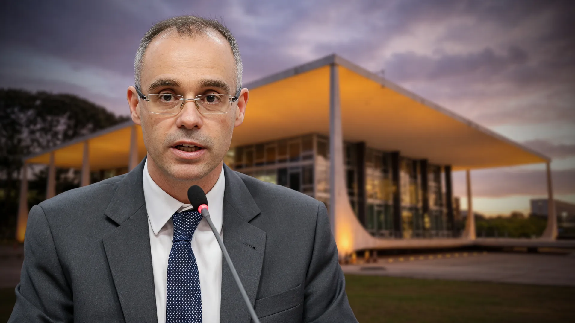 André Mendonça caso Banco Master: ministro do STF com expressão concentrada diante da fachada dourada do tribunal