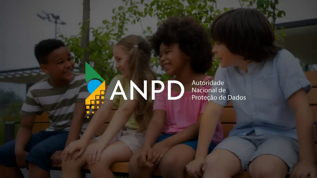ANPD abre processo contra Discord: logomarca da agência em destaque sobre imagem de adolescentes ao ar livre