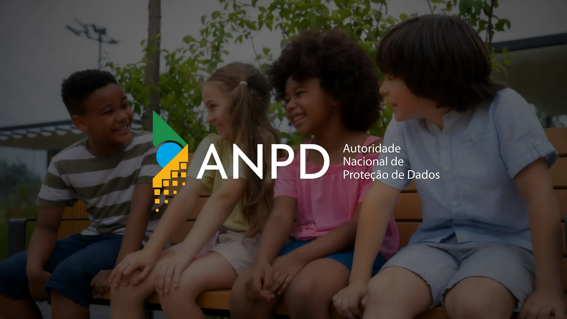 ANPD abre processo contra Discord: logomarca da agência em destaque sobre imagem de adolescentes ao ar livre