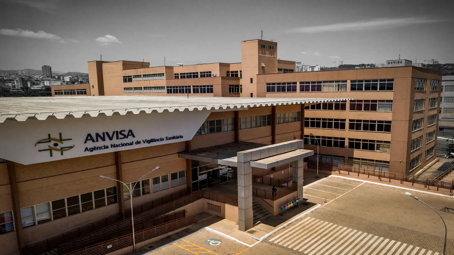 Sede da Anvisa proíbe produtos de limpeza sem registro, representada por seu edifício institucional em Brasília