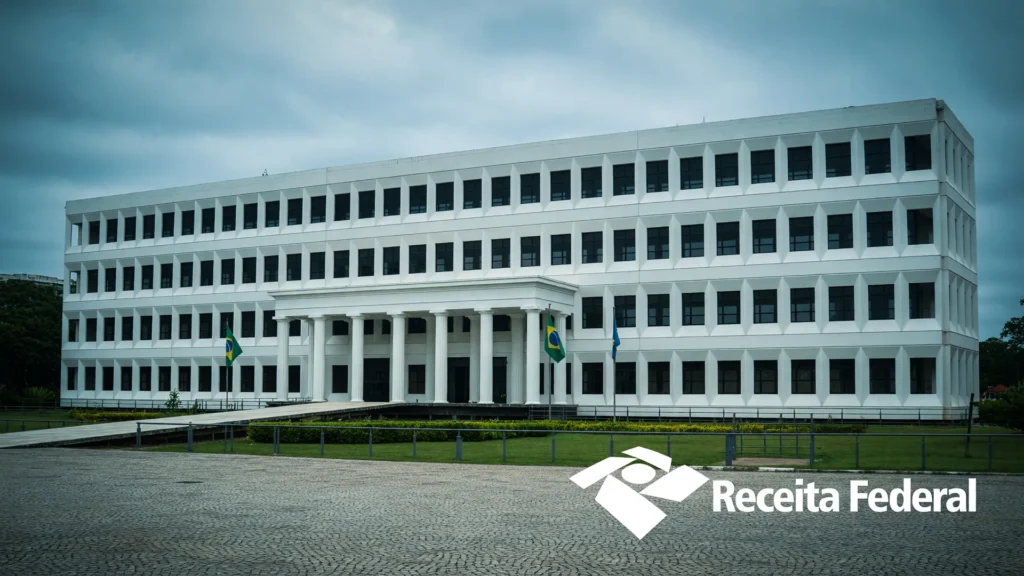 Fachada do TCU com logo da Receita Federal — arrecadação da CBS em 2027 estimada em R$ 636 bilhões