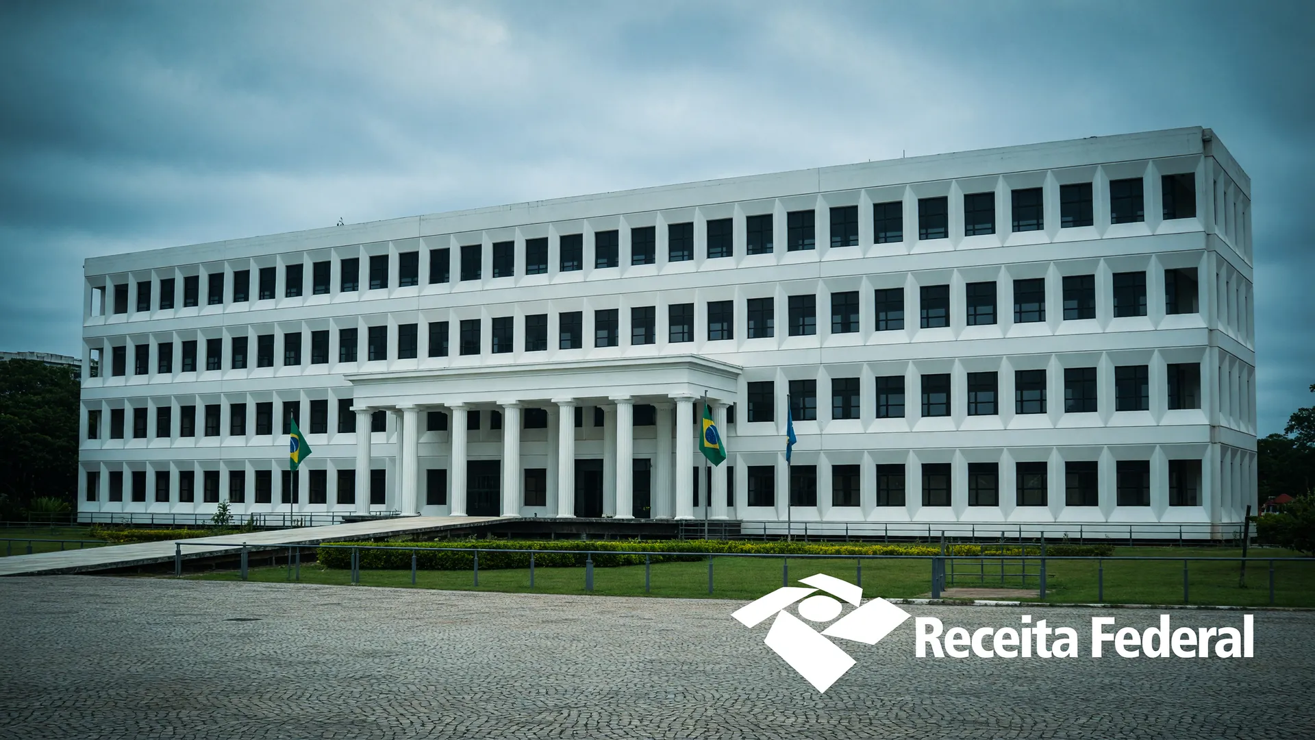 Fachada do TCU com logo da Receita Federal — arrecadação da CBS em 2027 estimada em R$ 636 bilhões
