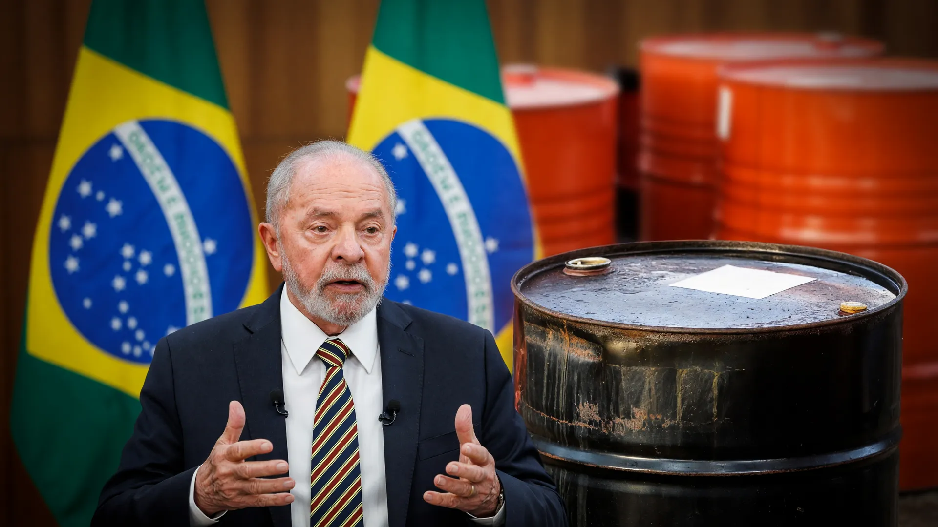 Lula com barris de petróleo ao fundo representando a arrecadação federal recorde em julho