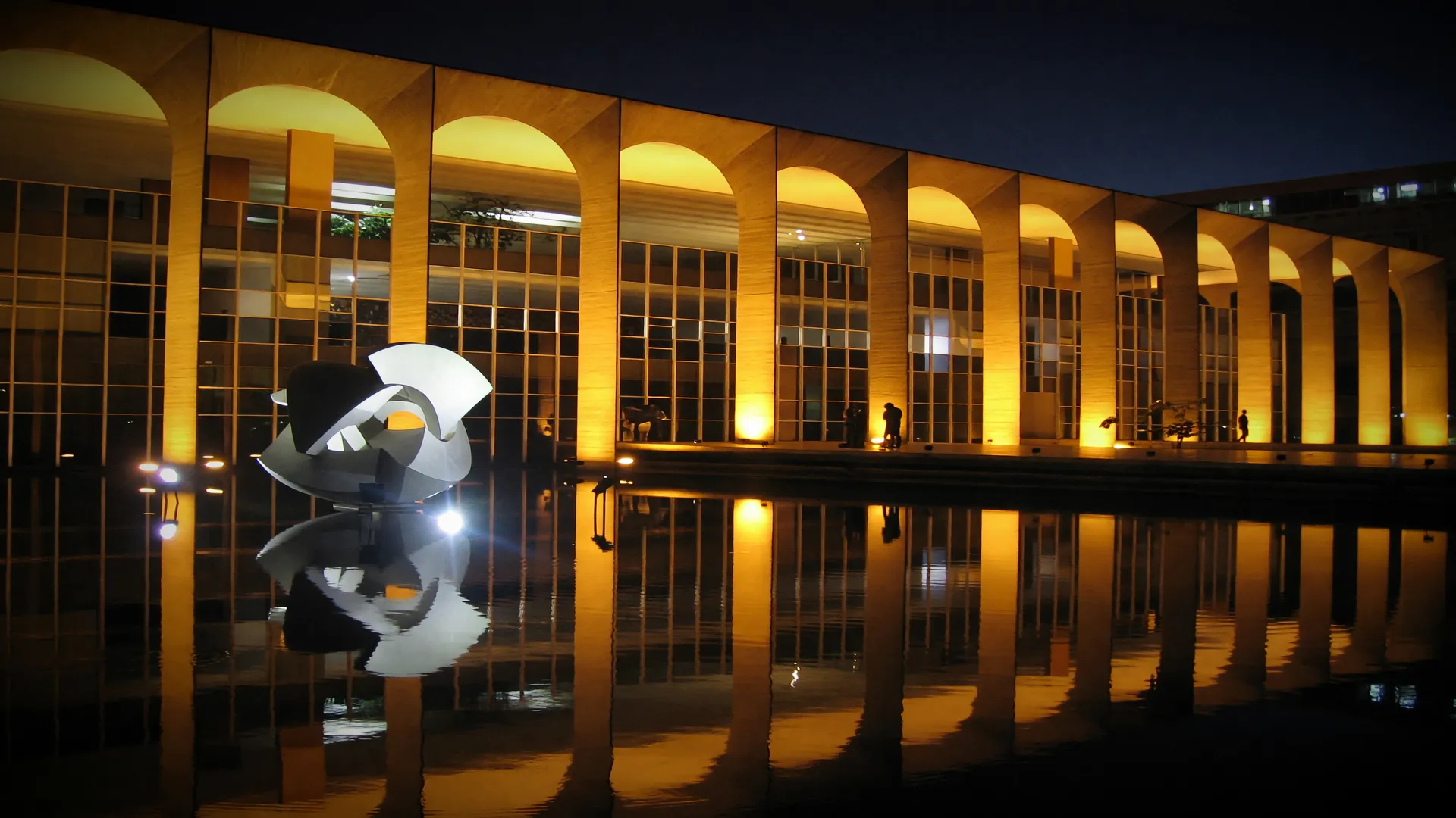 Palácio do Itamaraty iluminado à noite, sede da assistência consular brasileiros Nepal após terremoto