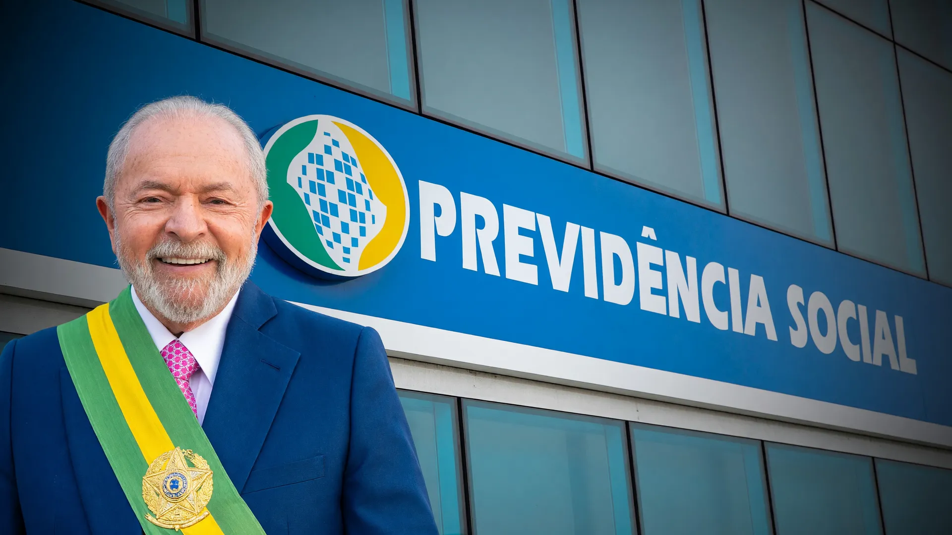 Fachada do INSS e retrato do presidente Lula ilustram aumento de indeferimentos do INSS