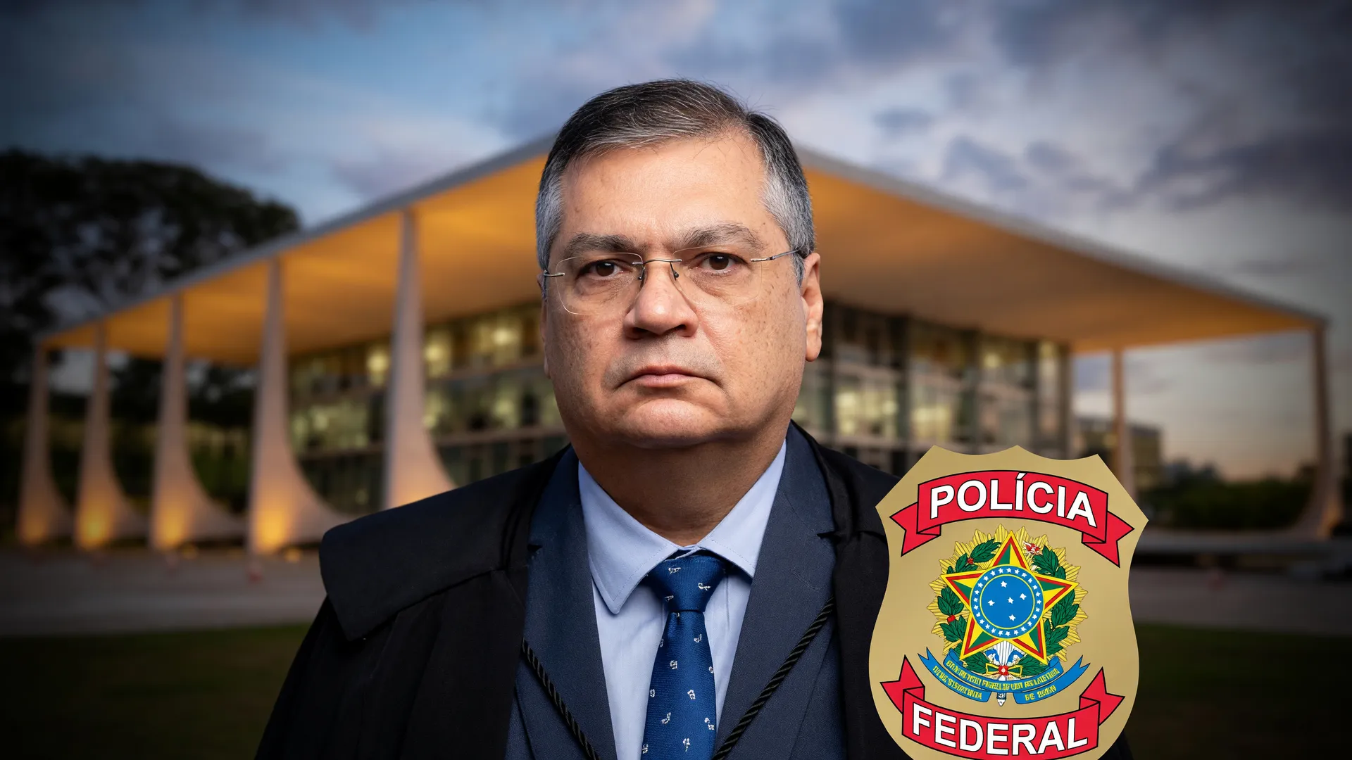 Flávio Dino sério e distintivo da Polícia Federal, simbolizando a busca e apreensão fonte jornalista