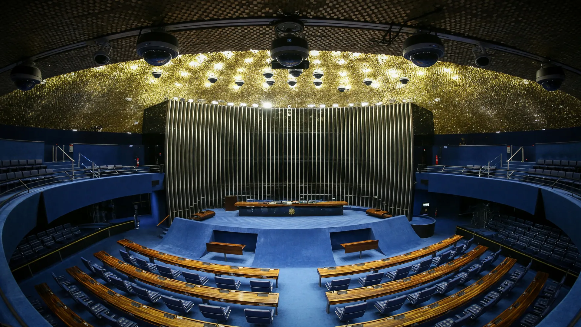 Plenário do Senado Federal com câmeras com inteligência artificial monitorando o espaço institucional vazio