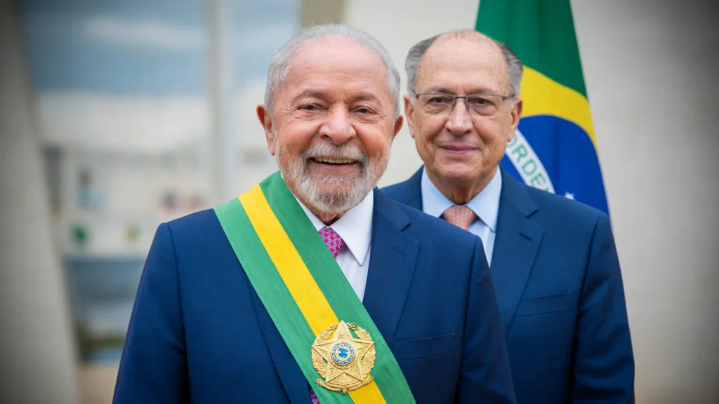 Lula com faixa presidencial ao lado de Alckmin, simbolizando a candidatura de Lula à reeleição em 2026