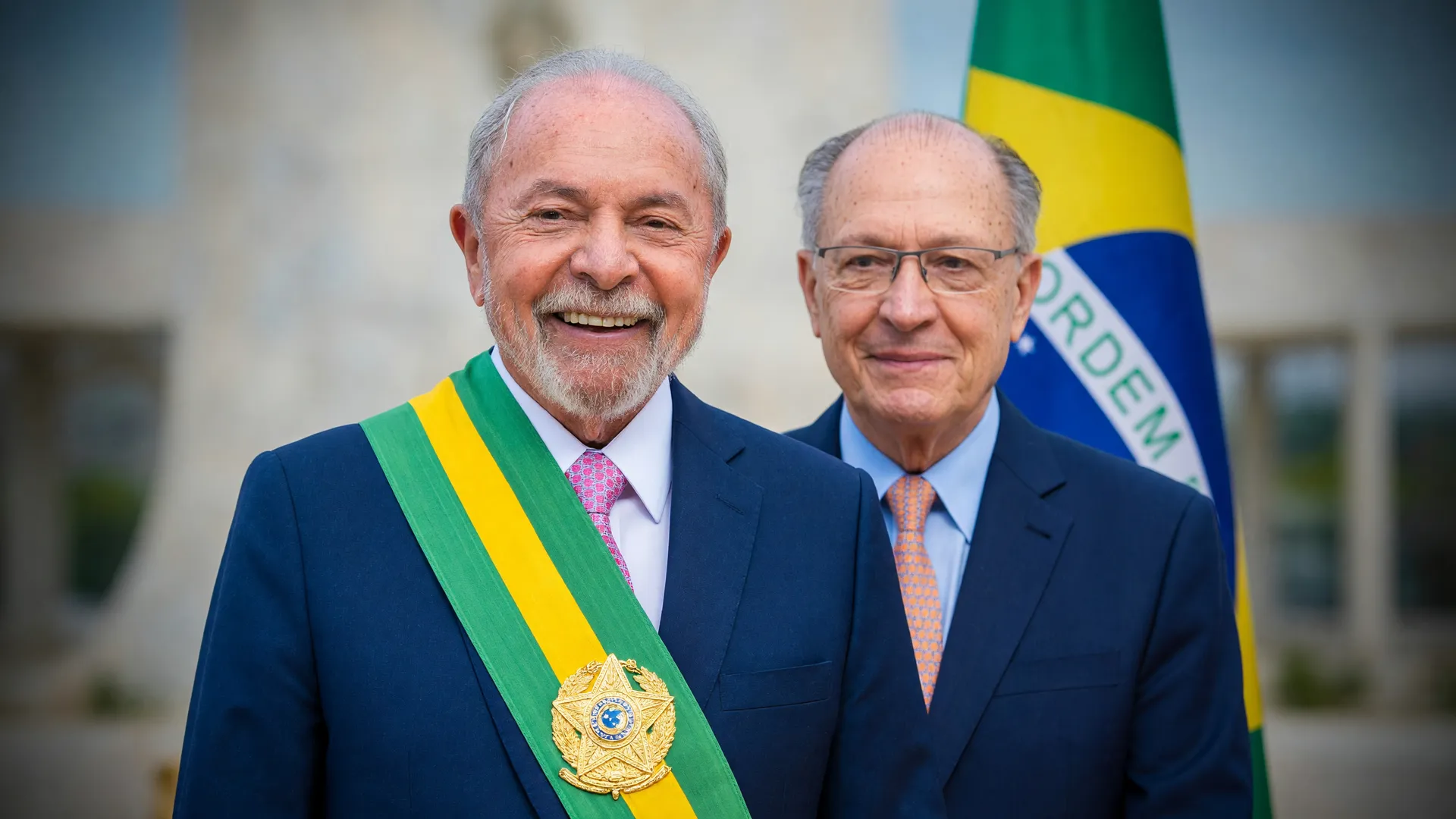 Lula com faixa presidencial ao lado de Alckmin confirma candidatura de Lula à reeleição pelo PT em SP