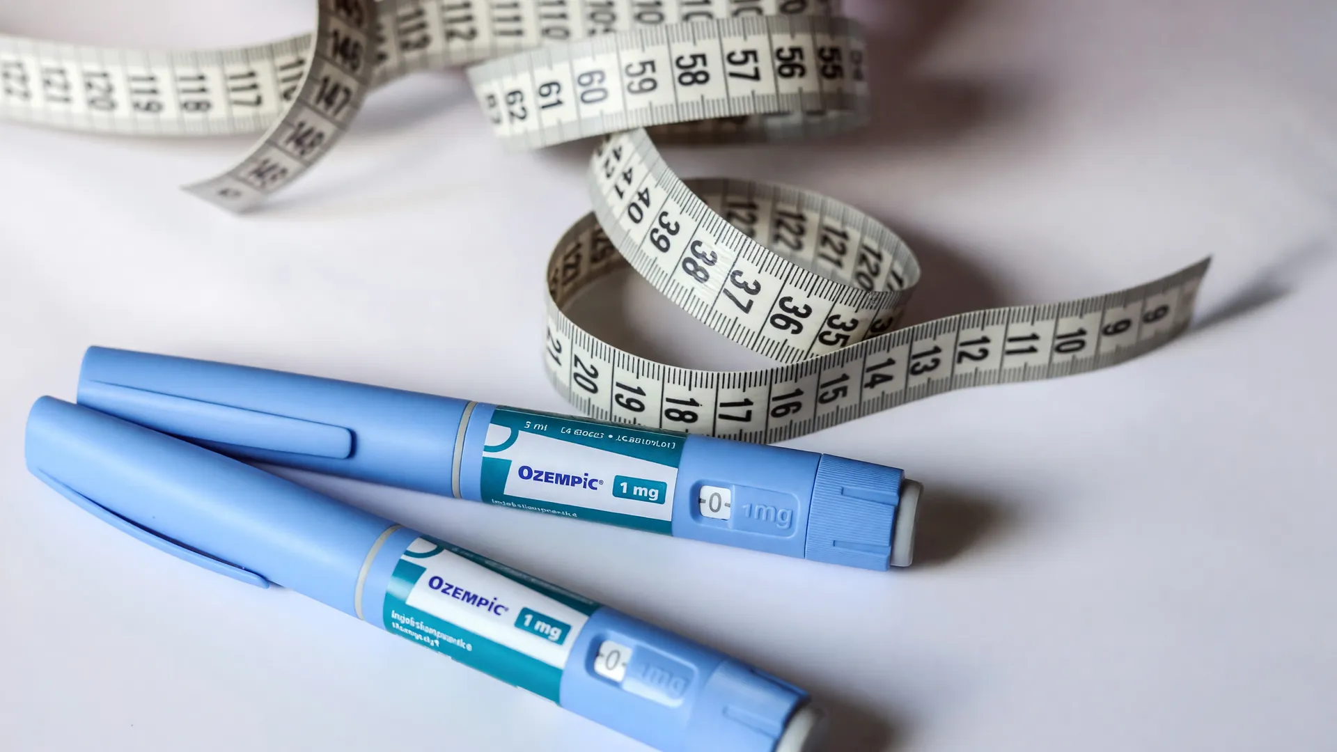 Caneta emagrecedora no SUS: pens de semaglutida Ozempic com fita métrica e logo do sistema público de saúde