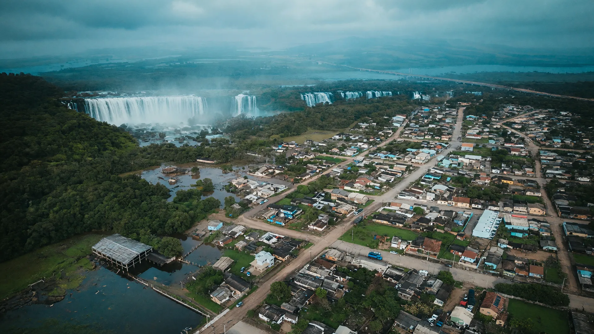 Ciclone extratropical no Sul provoca inundações em área urbana com ruas e casas submersas pela força das chuvas intensas