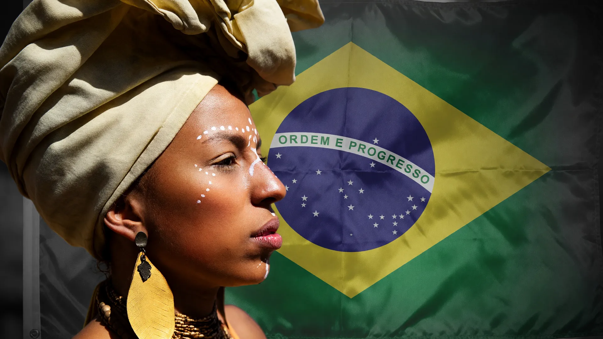Mulher negra com turbante dourado e a bandeira do Brasil ilustram a concentração de renda no Brasil