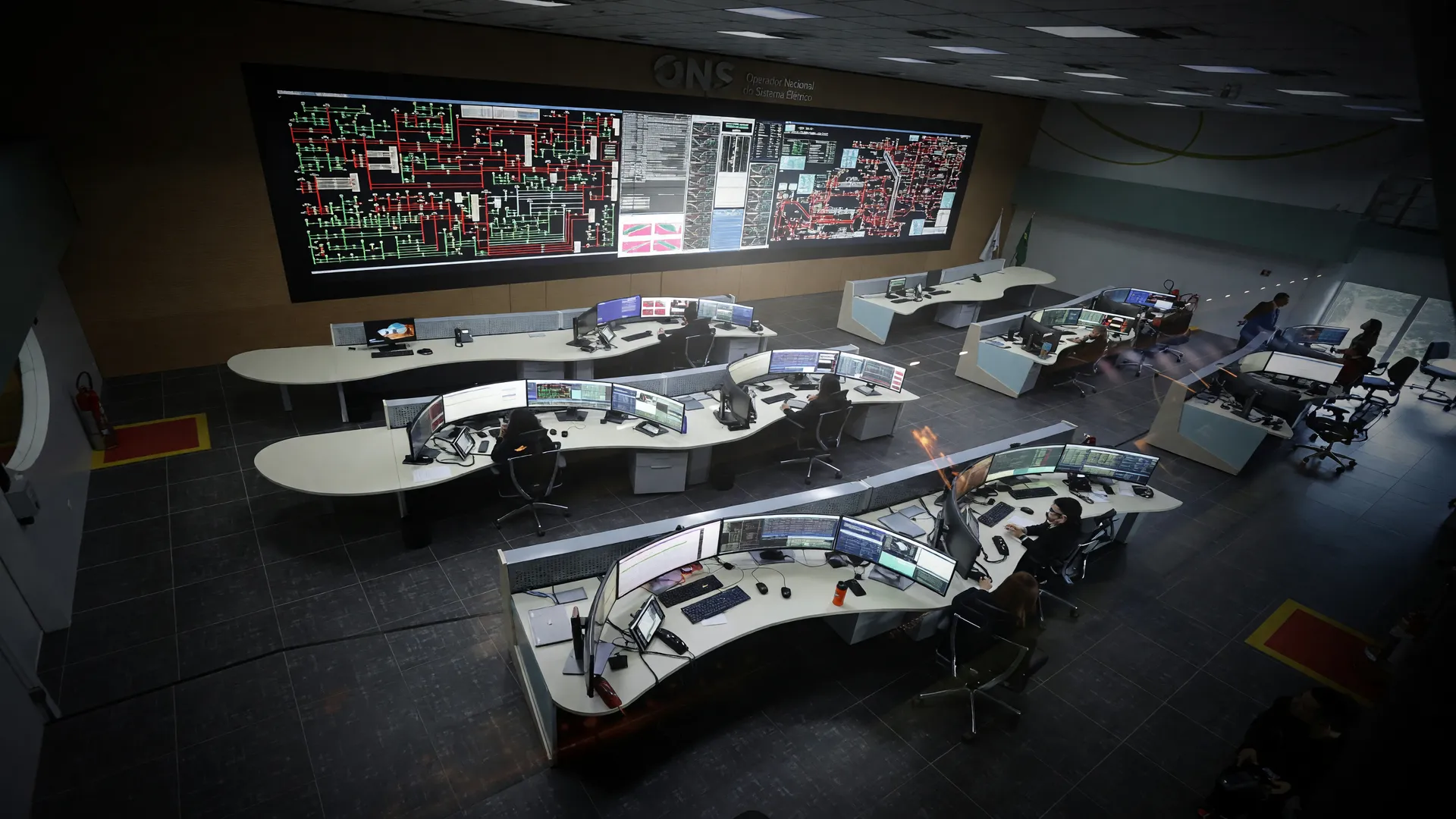 Centro de controle do ONS supervisiona o corte de energia solar no Brasil para evitar apagões