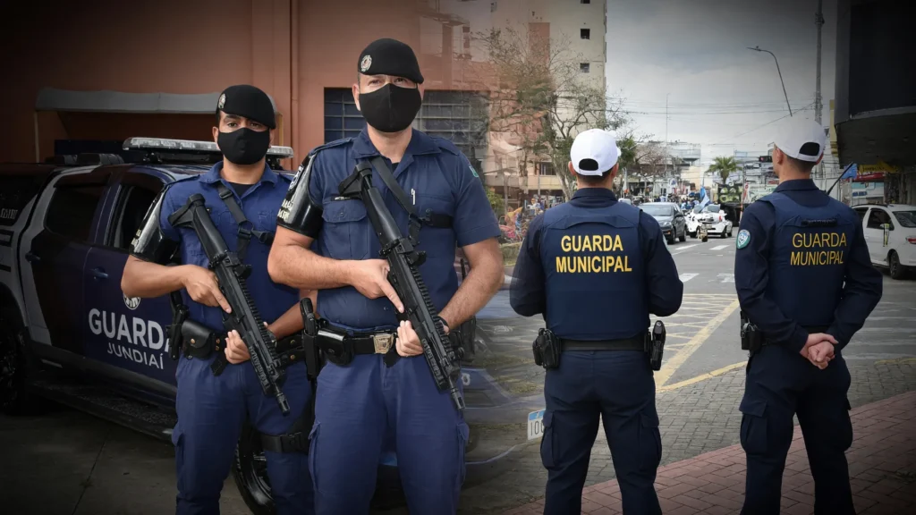 Guardas municipais armados com fuzis ilustram o crescimento das guardas municipais no Brasil