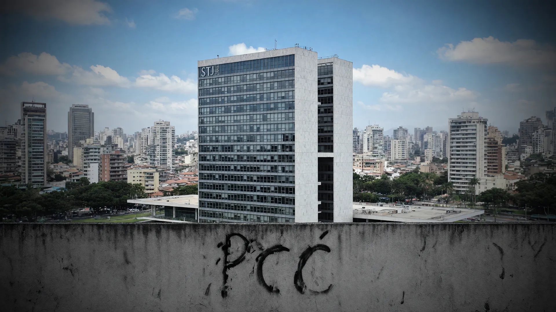 STJ em Brasília e skyline de São Paulo representam decisão sobre crimes de maio 2006 prescrição