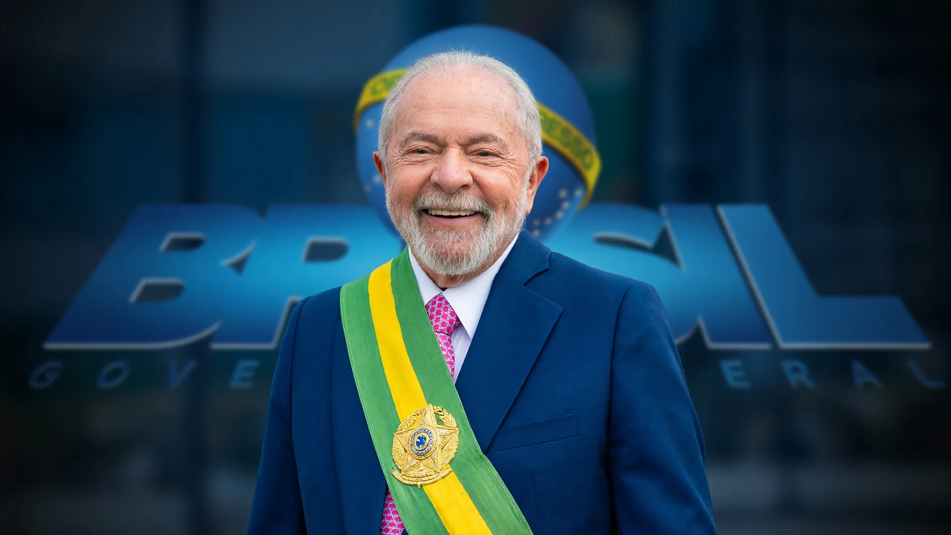 Lula com faixa presidencial assina decreto contra cambismo digital de ingressos