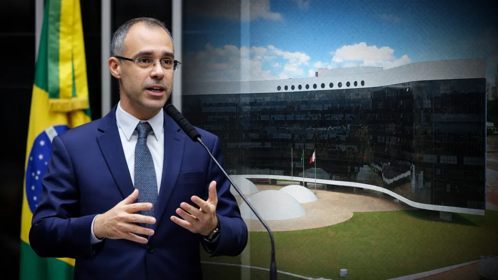 André Mendonça discursa sobre deepfake nas eleições 2026 com o prédio do TSE ao fundo