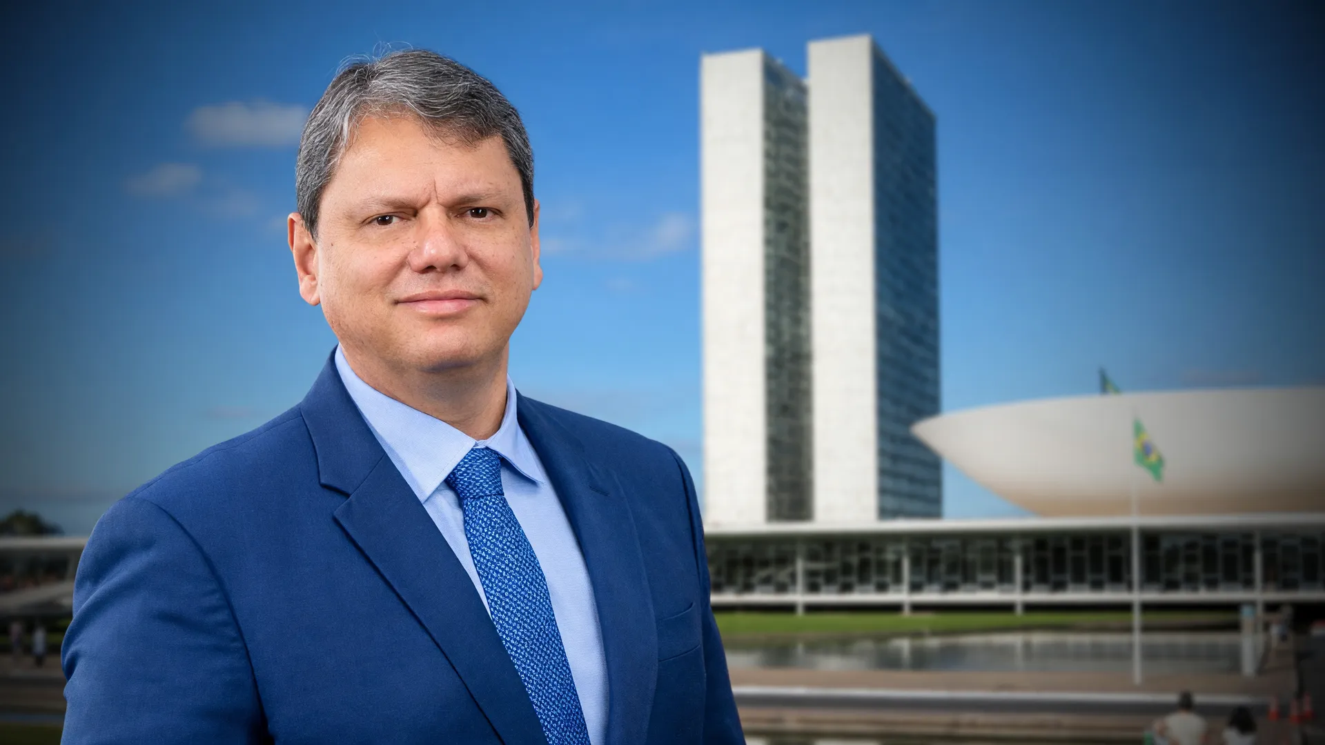 Democrata confirma apoio a Tarcísio: governador em pose oficial com Congresso Nacional ao fundo