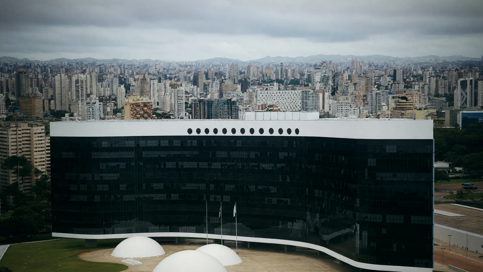 Sede do TSE em destaque sobre a skyline de São Paulo, cenário das denúncias de irregularidades eleitorais nas eleições 2026