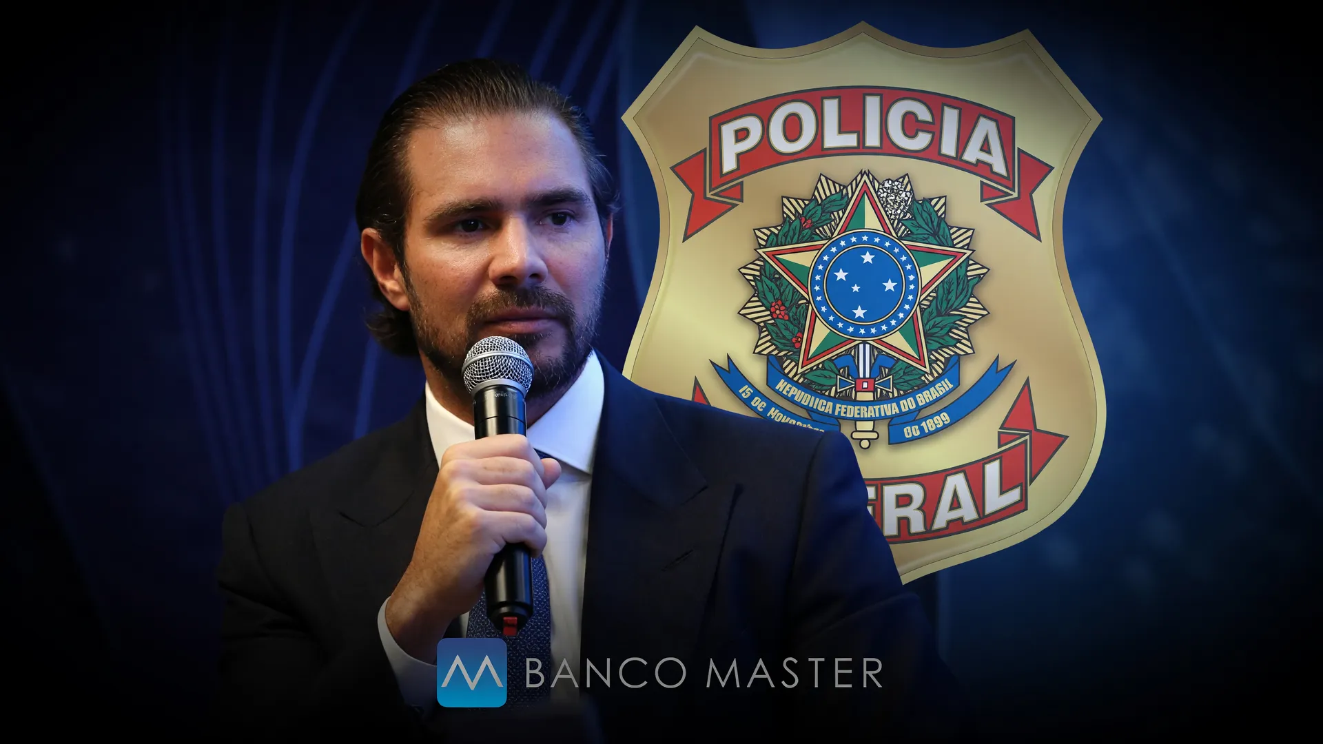 Vorcaro ao microfone diante do brasão da PF, remetendo ao depoimento de Vorcaro à PF sobre propina no Banco Master
