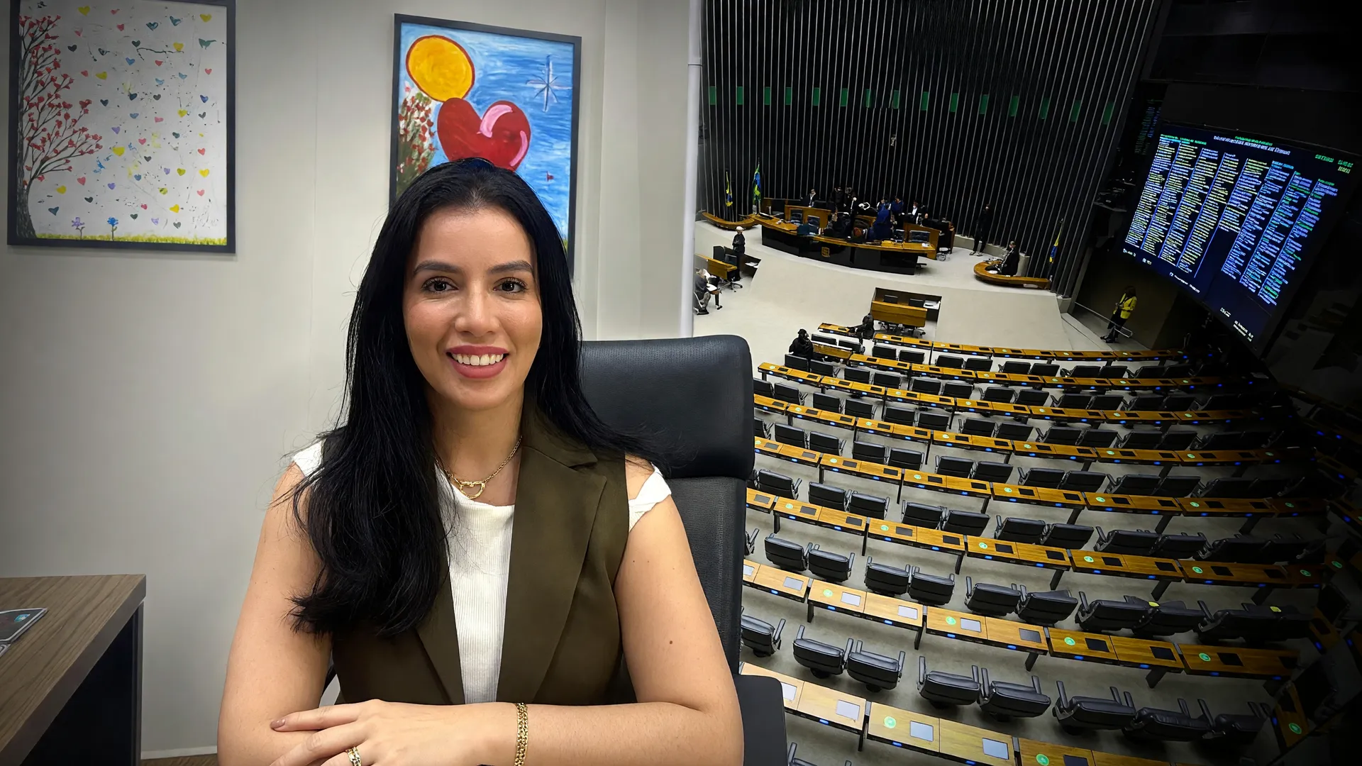Plenário da Câmara dos Deputados com mulher em destaque, cena sobre deputados federais reeleição 2026