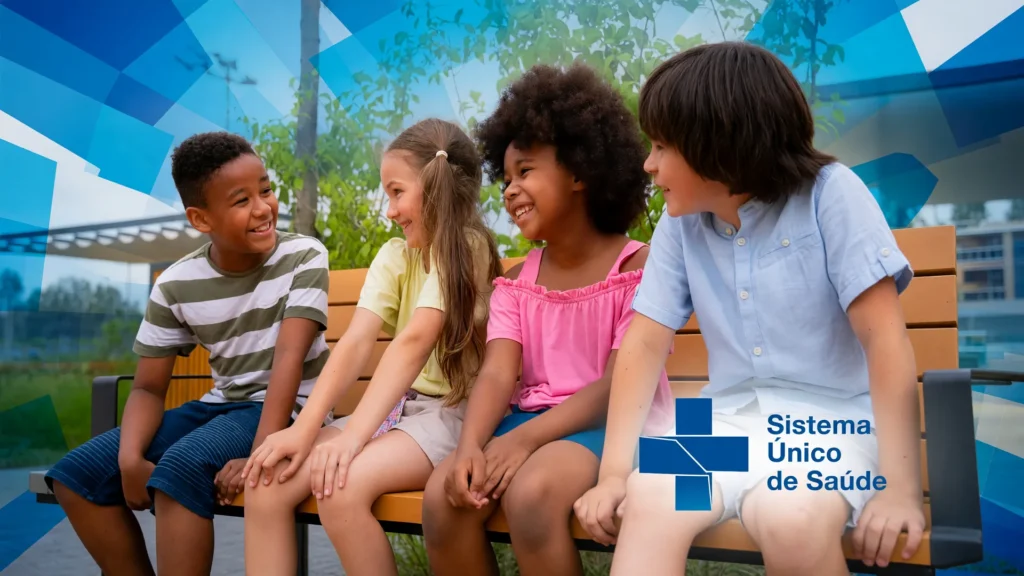 Crianças sorridentes participam do Dia D de vacinação infantil promovido pelo SUS em todo o Brasil