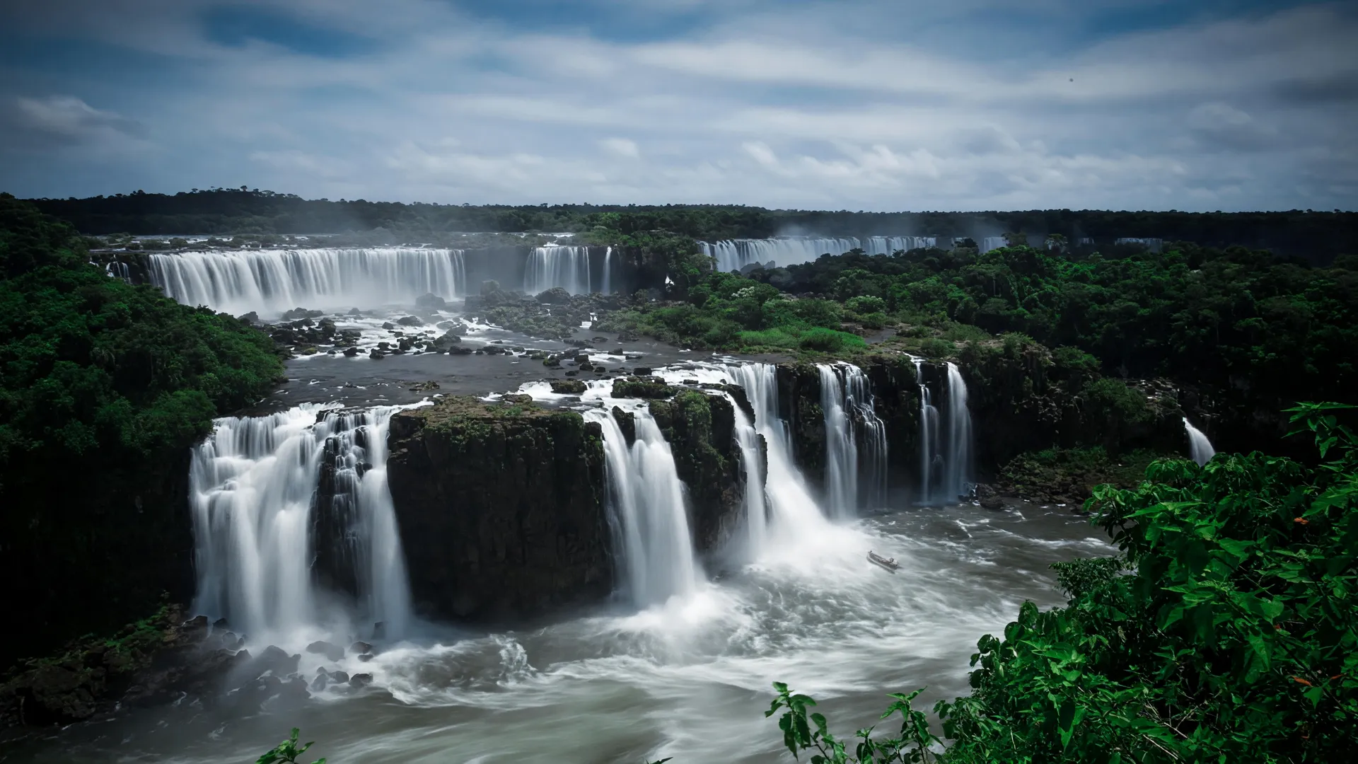 Vista das Cataratas do Iguaçu representando o Sul enquanto empregos em tecnologia da informação crescem fora da região