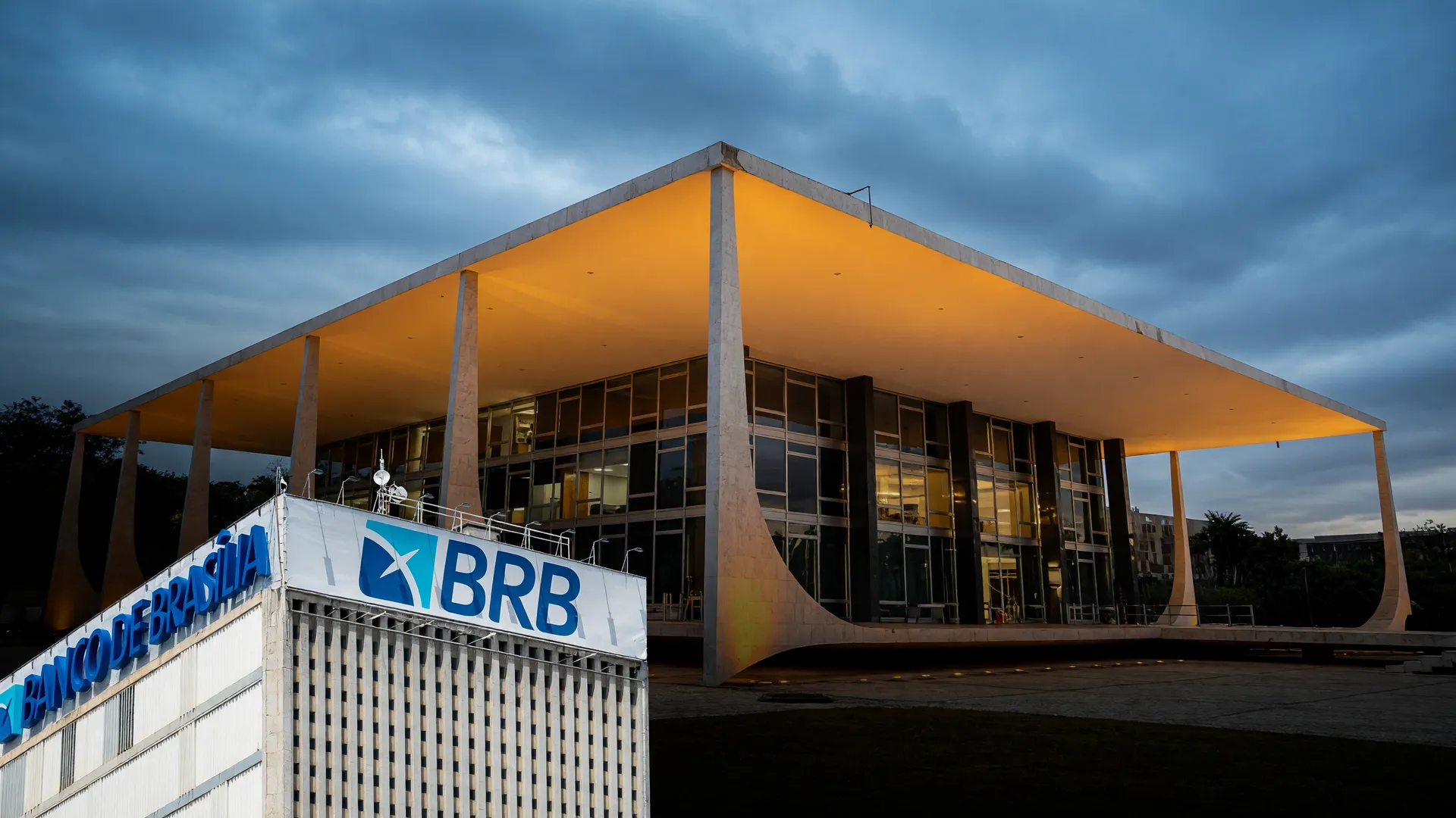 Disputa sobre empréstimo do BRB no STF: fachada do tribunal ao entardecer com logo do banco em destaque