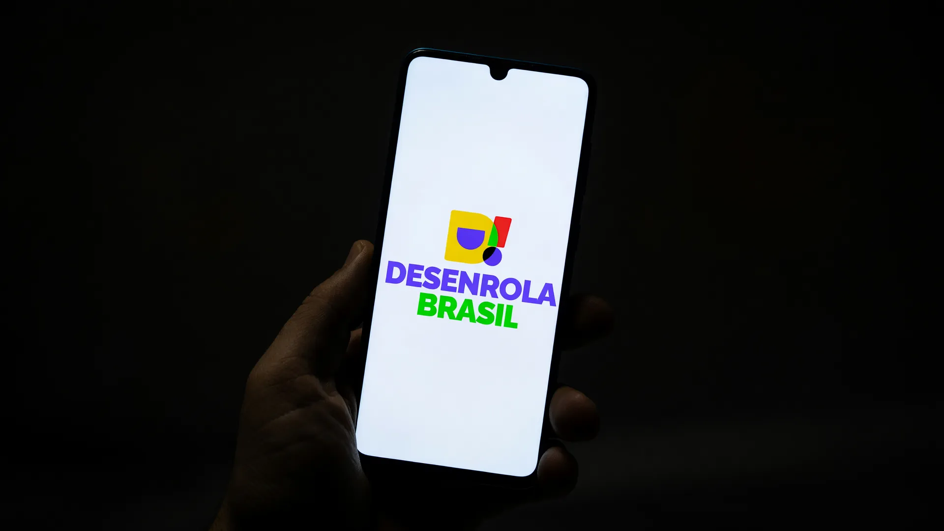 Tela do app Desenrola Brasil em smartphone, símbolo do endividamento das famílias brasileiras em novo recorde