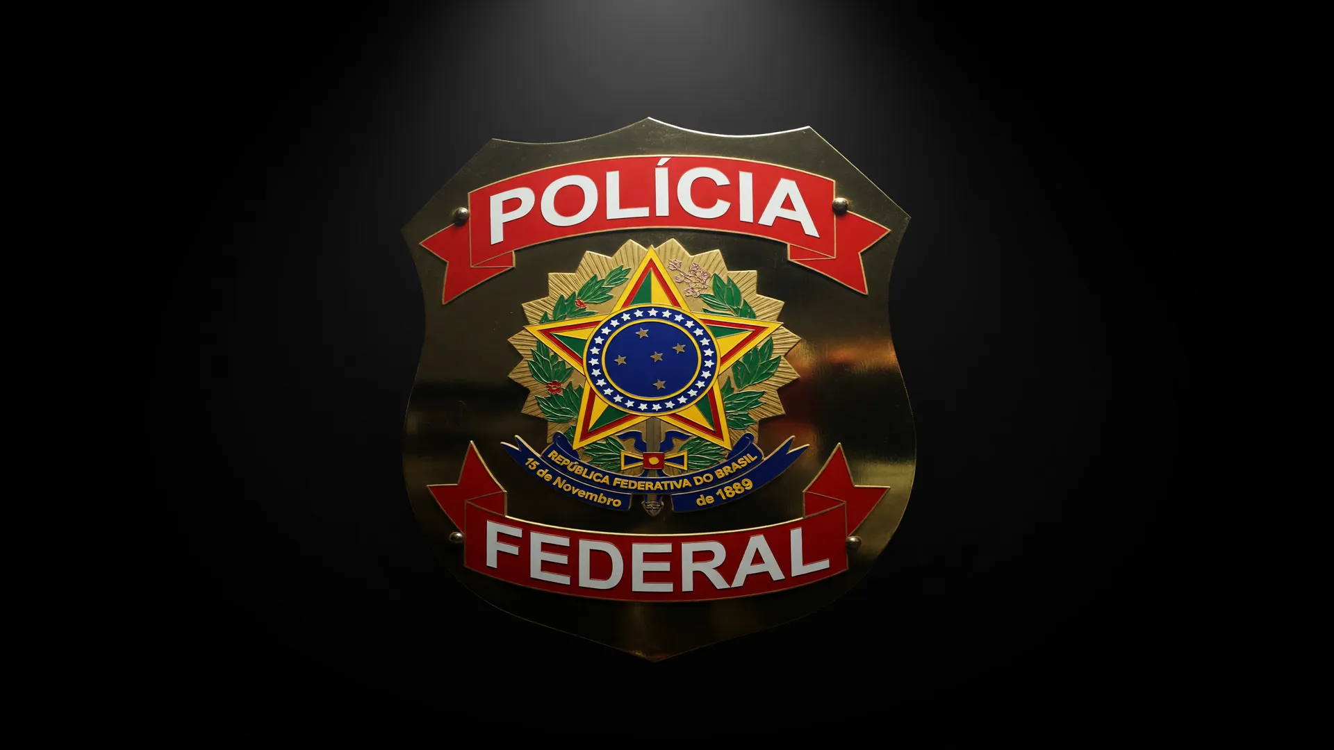 Distintivo da Polícia Federal em destaque, representando investigação de esquema de câmbio clandestino no Brasil
