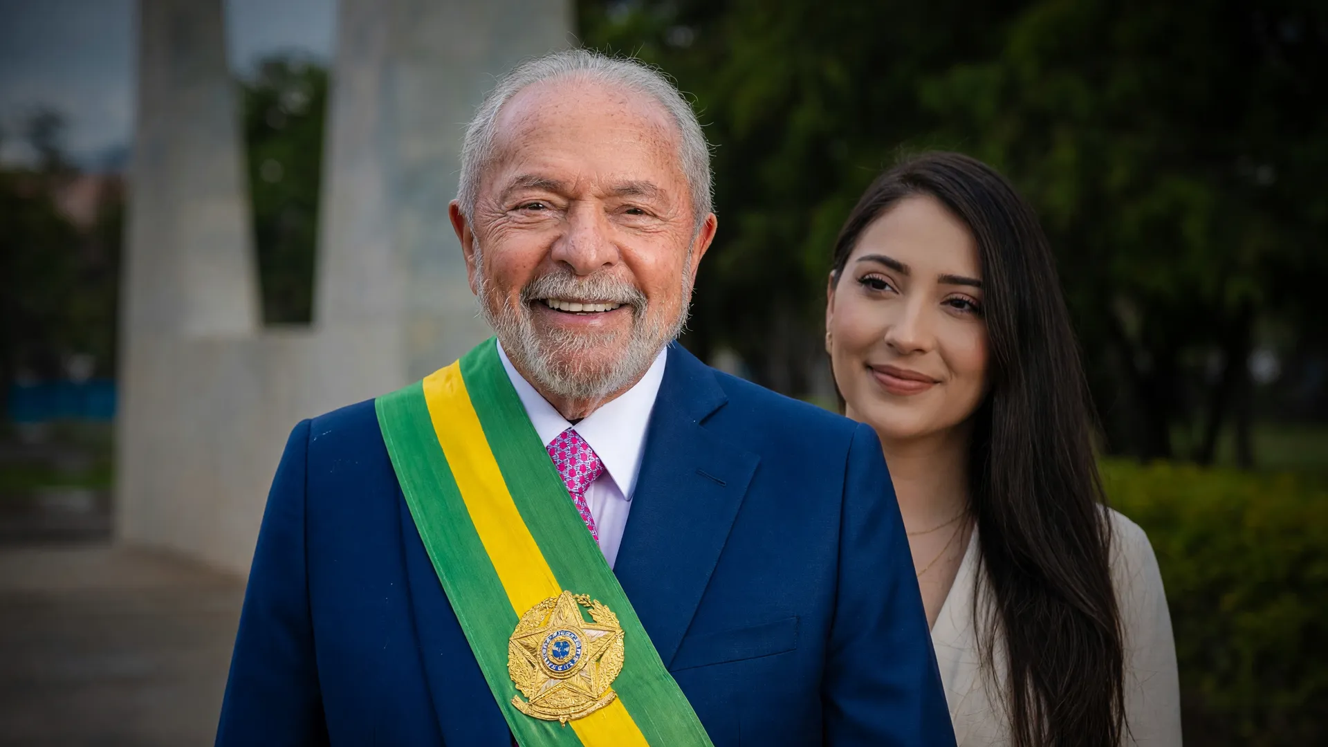 Lula com faixa presidencial ao lado de eleitora, representando as estratégias de campanha de Lula para 2026