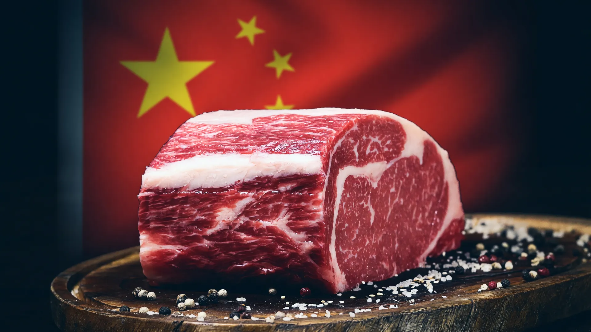 Carne bovina em destaque com bandeira da China ao fundo, simbolizando crise na exportação de carne bovina para China