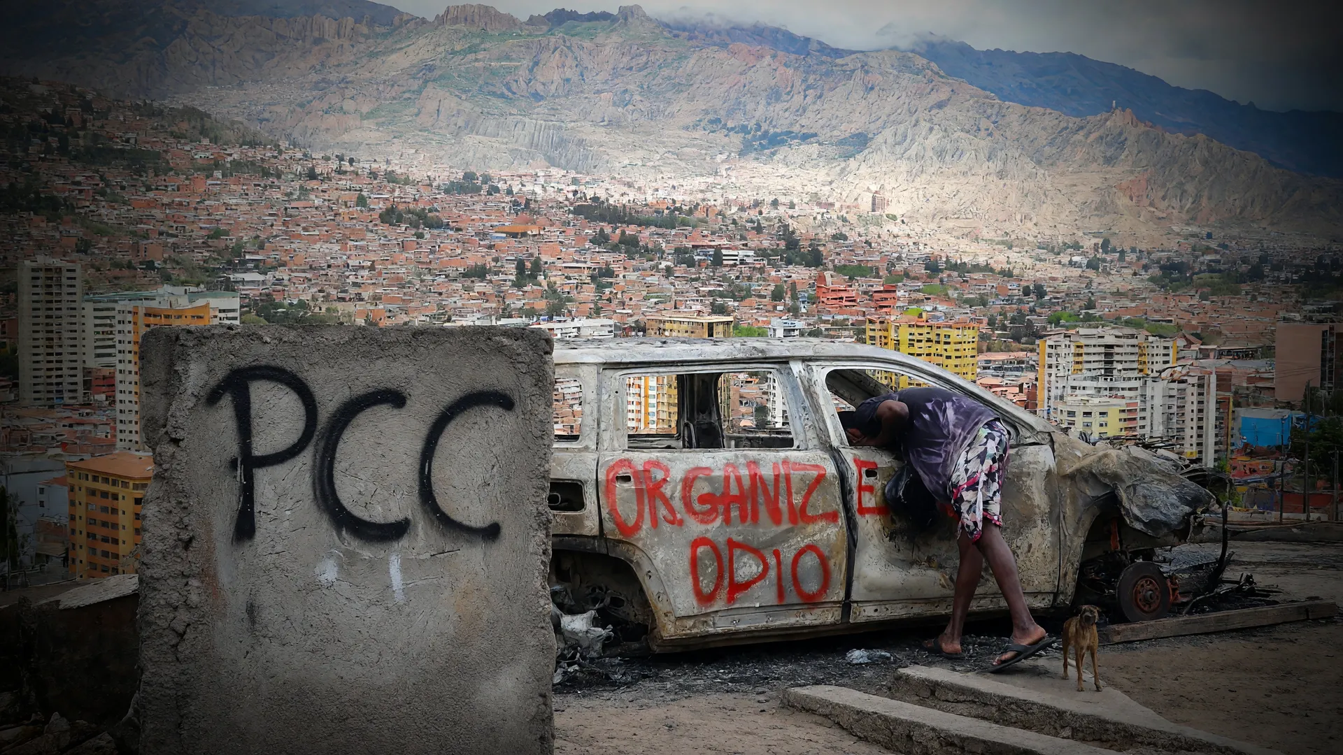 Grafite do PCC em muro e veículo incendiado simbolizam avanço das facções brasileiras na Bolívia