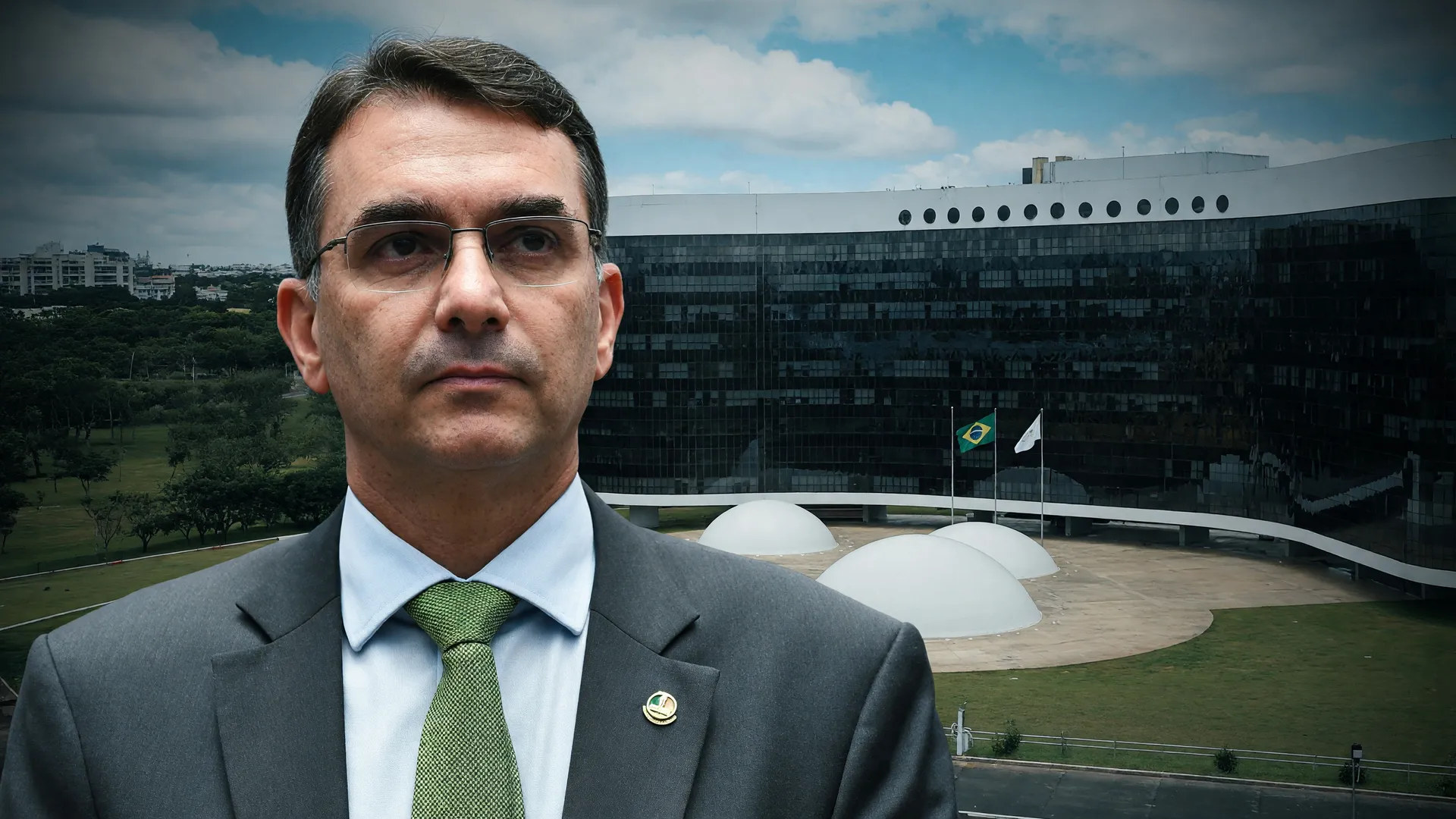 Fraude eleitoral Flávio Bolsonaro: candidato em retrato formal com sede do TSE ao fundo nas eleições 2026