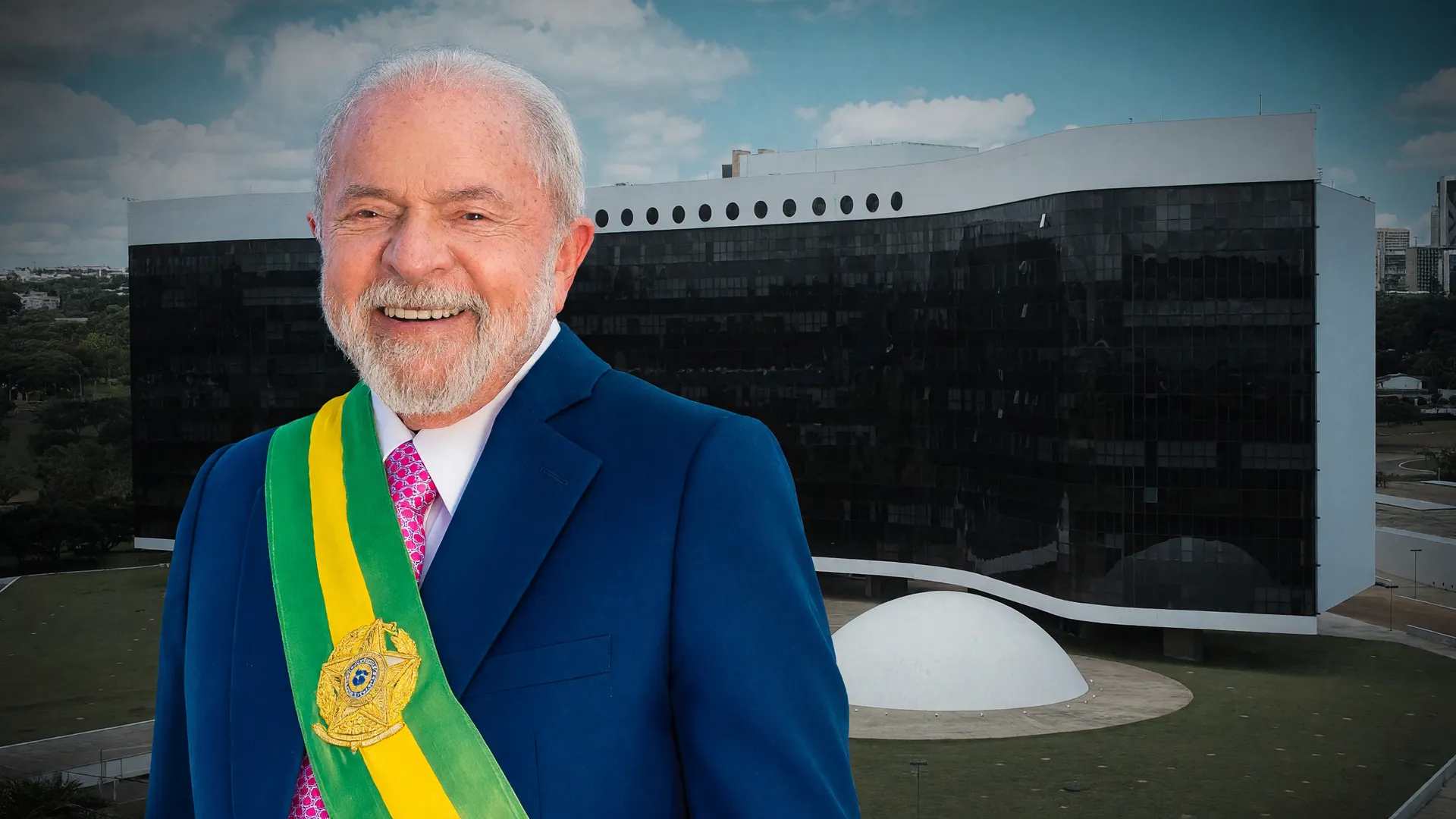 Lula com faixa presidencial e sede do TSE ao fundo, em disputa sobre gastos publicidade governo Lula TSE
