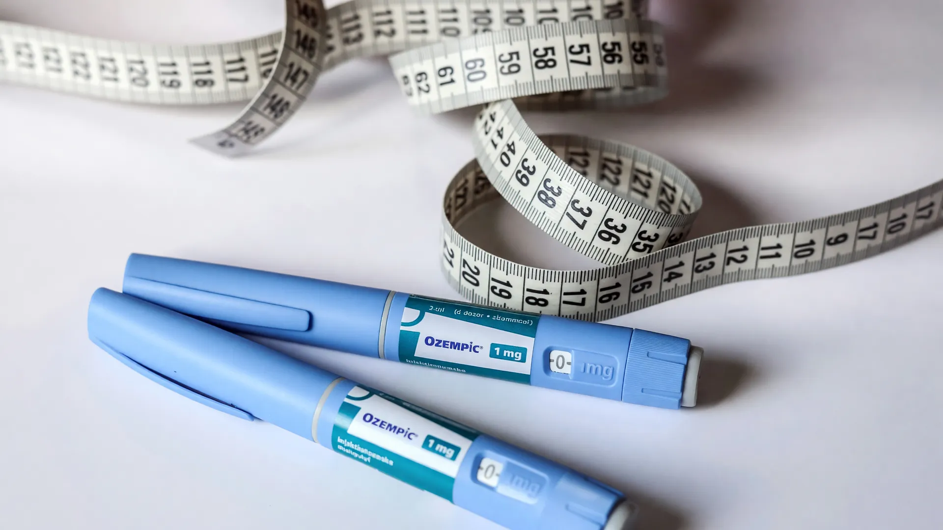 Pens de Ozempic com fita métrica e logo da Anvisa: genérico de semaglutida mais barato aprovado no Brasil