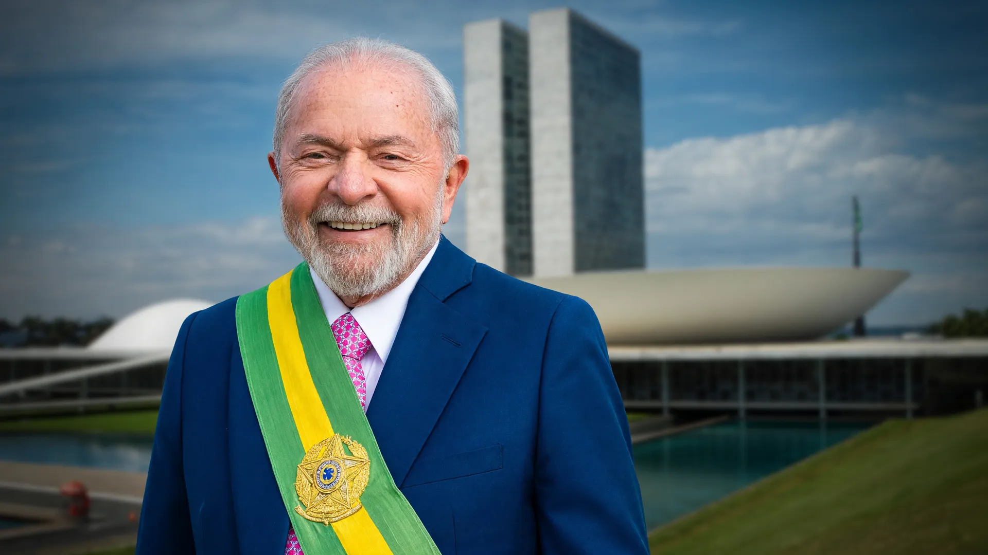 Lula em retrato presidencial com Congresso Nacional ao fundo, ilustrando as gravações da campanha de Lula à reeleição