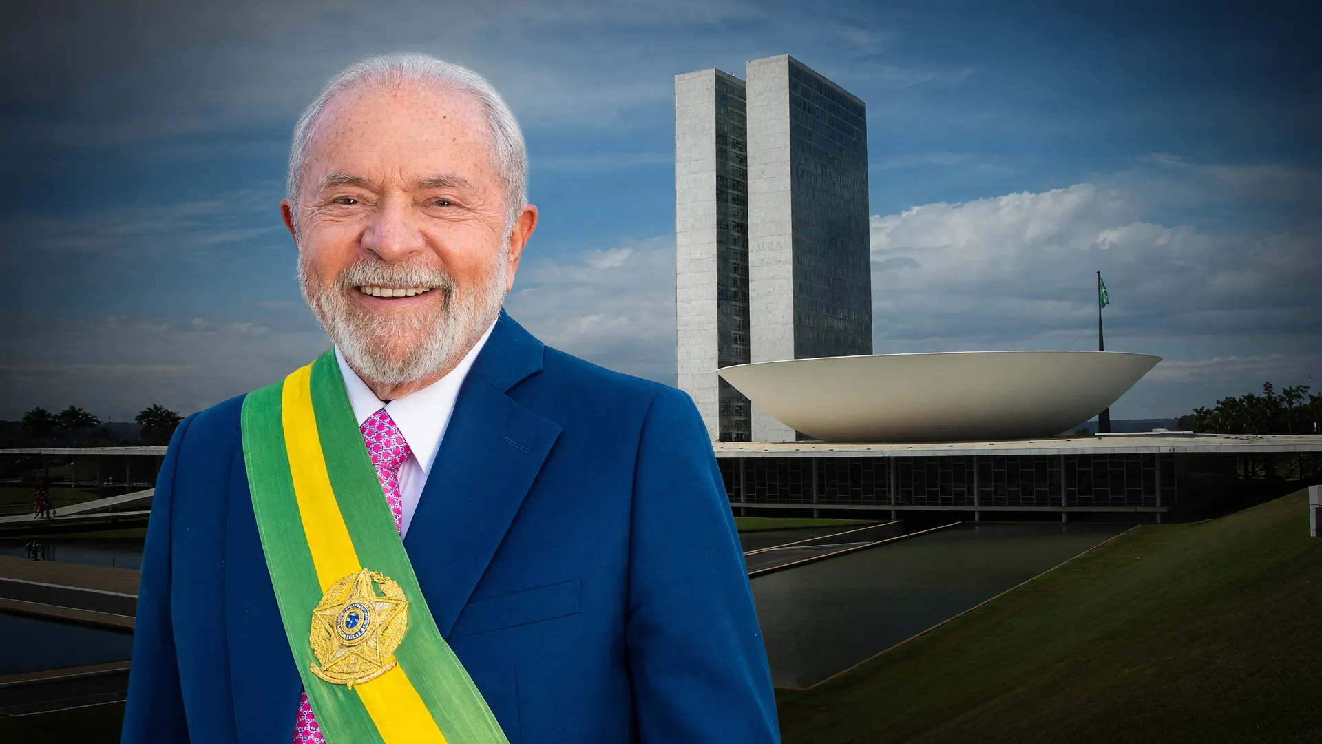 Lula com faixa presidencial, com o Congresso Nacional ao fundo, representando as gravações de campanha de Lula em Brasília