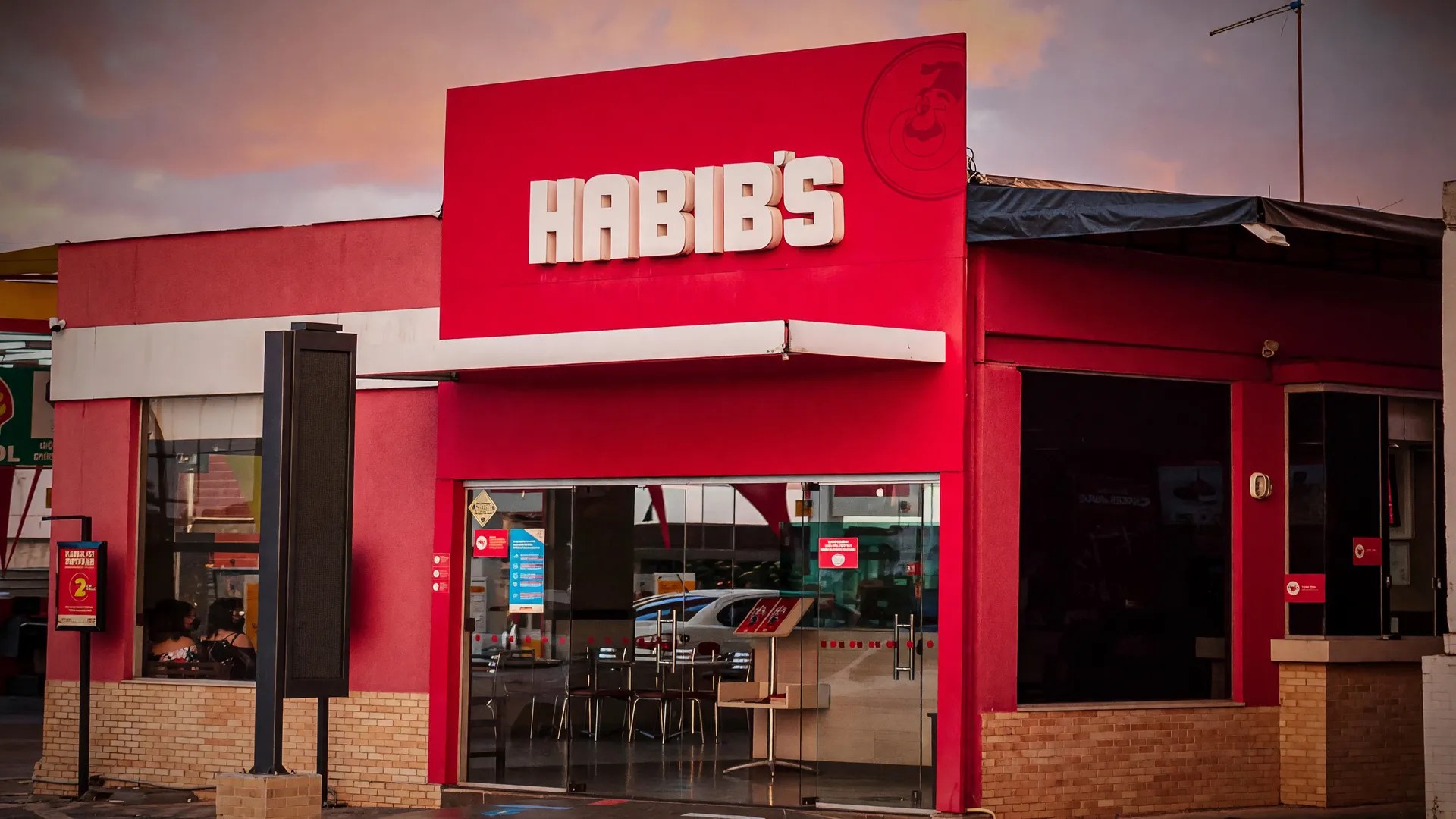 Fachada do Habib's ao entardecer: rede enfrenta recuperação judicial com dívida de R$ 265 milhões