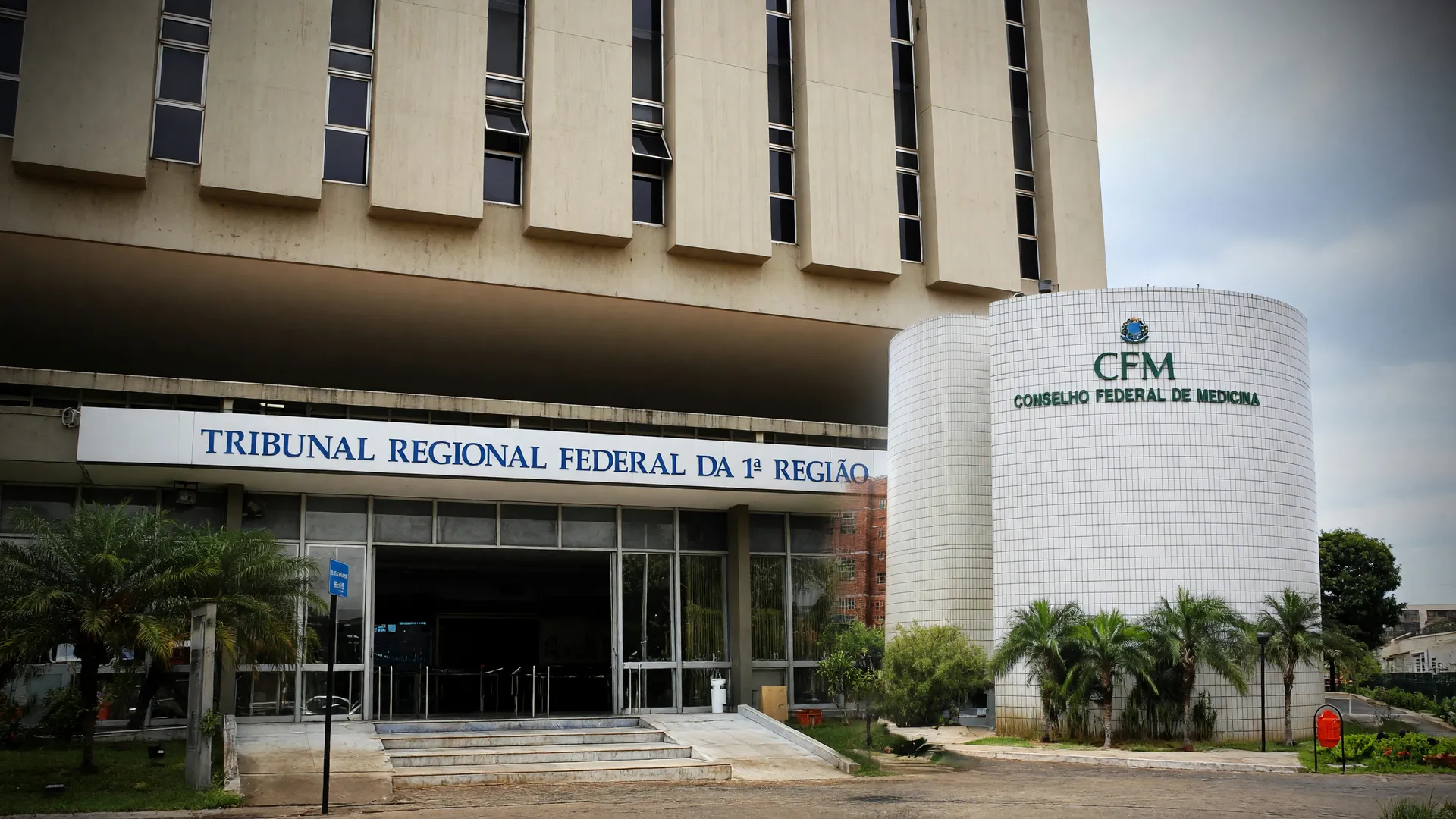 Fachada do TRF1 e sede do CFM simbolizam decisão judicial que proibiu harmonização facial por dentistas