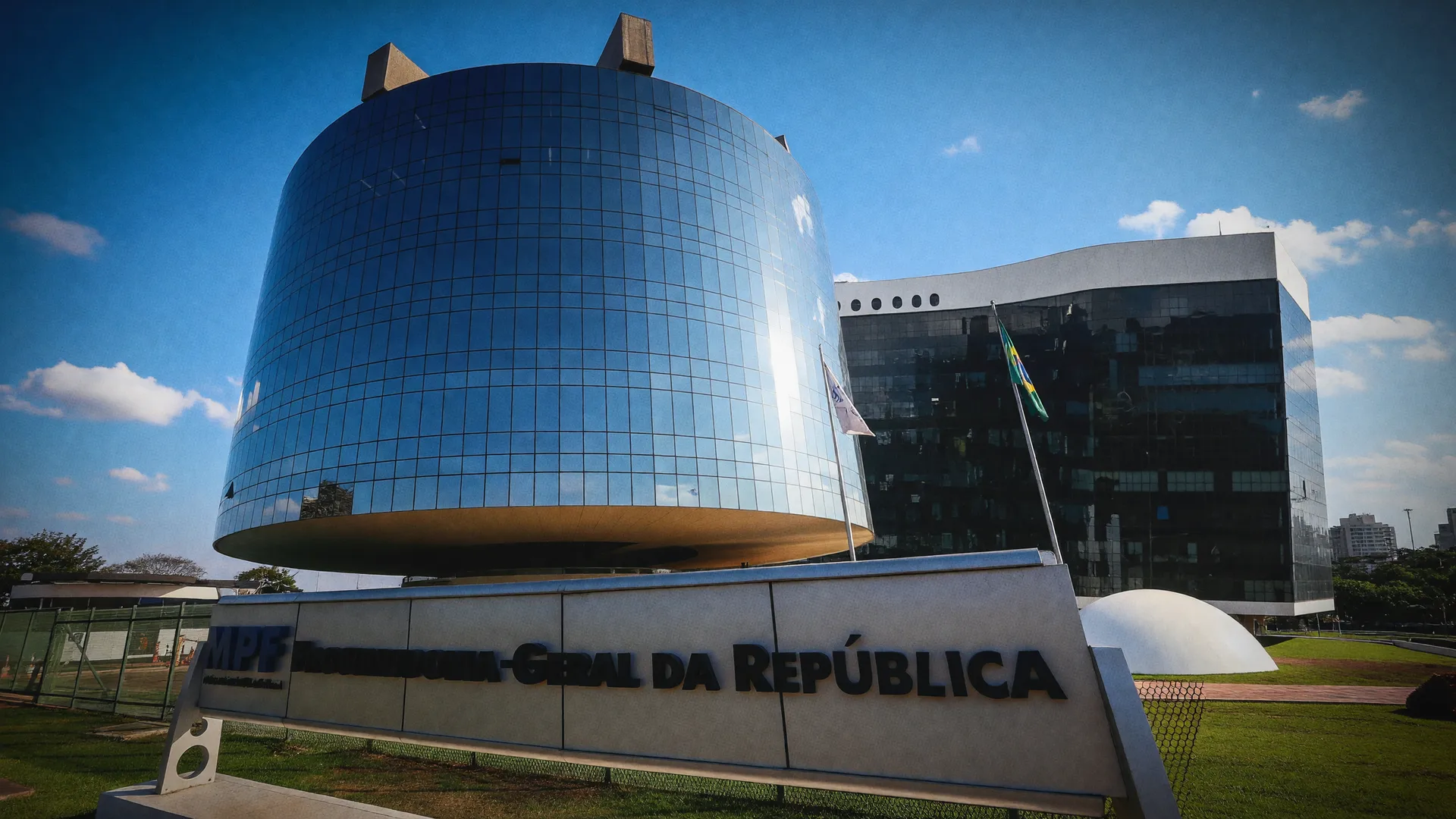 MPF e TSE em colagem editorial sobre a impugnação da candidatura de Arruda ao governo do DF