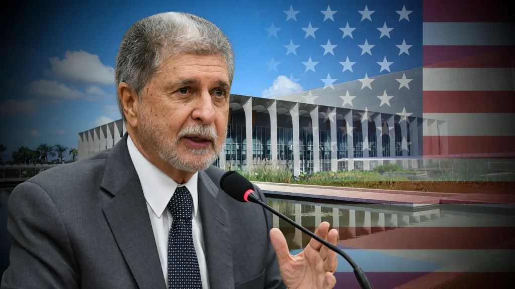 Celso Amorim fala ao microfone sobre a indicação de embaixador dos EUA ao Brasil em meio à crise diplomática