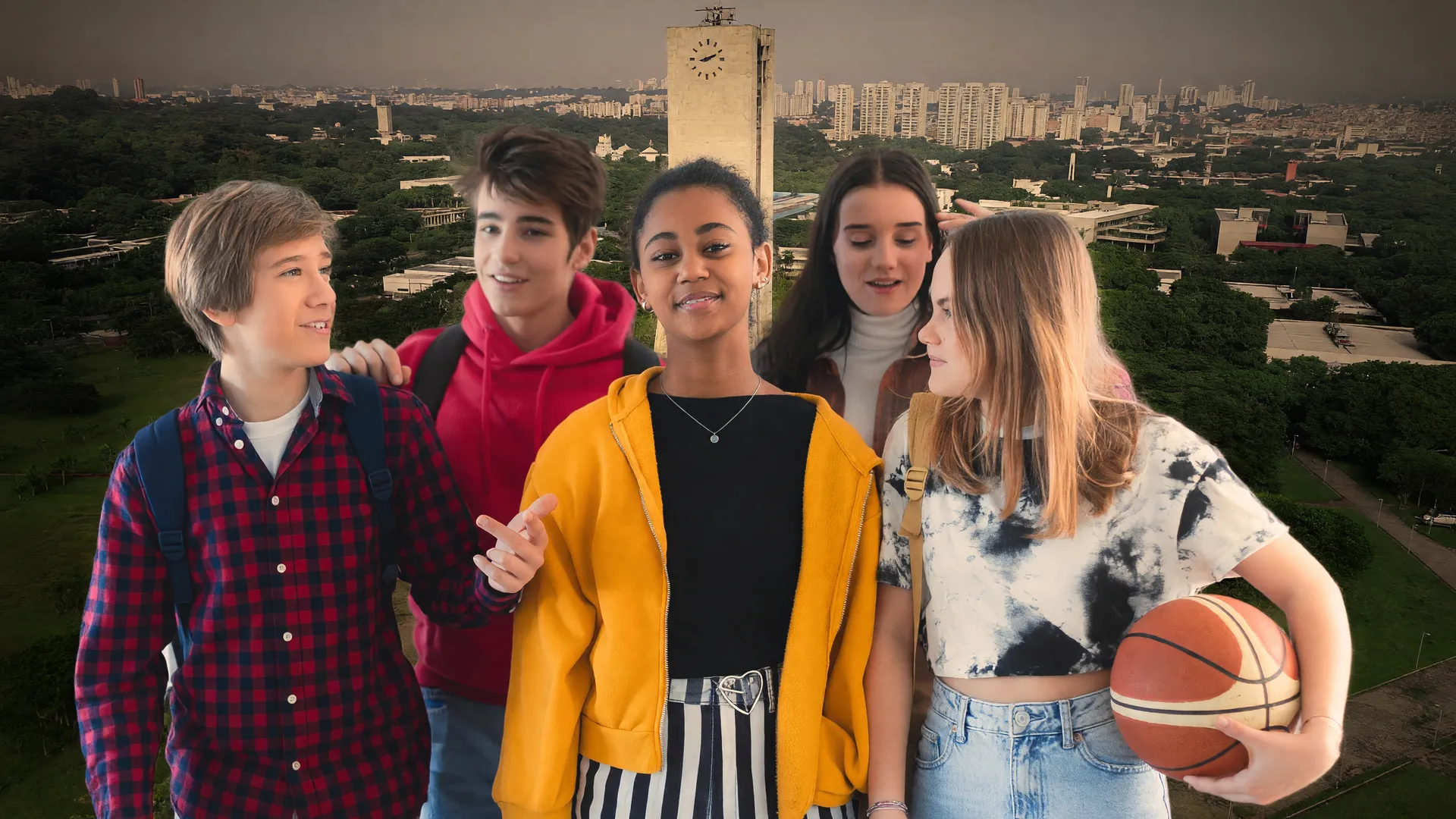Estudantes sorridentes com campus da USP ao fundo representando as inscrições Fuvest 2027 USP e oportunidade educacional