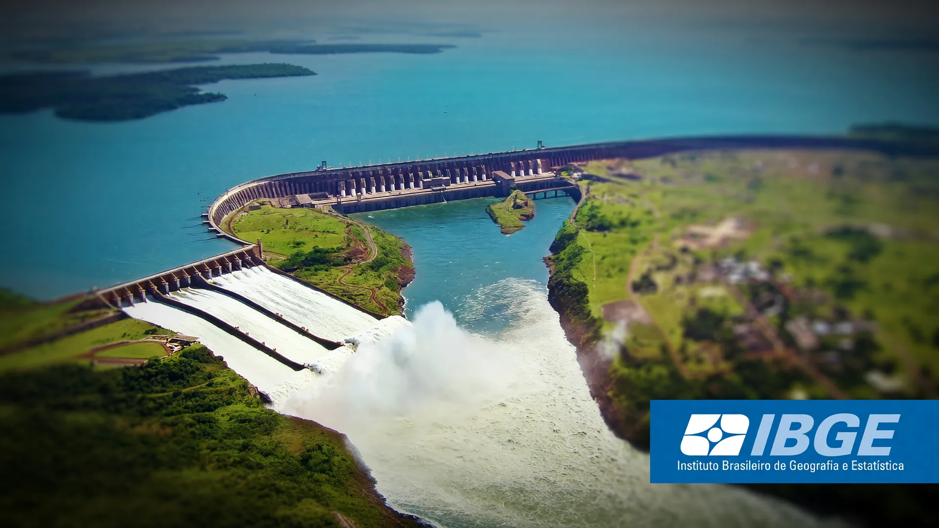 Vista aérea da Usina de Itaipu com vertedouros abertos — Bônus de Itaipu faz o IPCA-15 cair em agosto