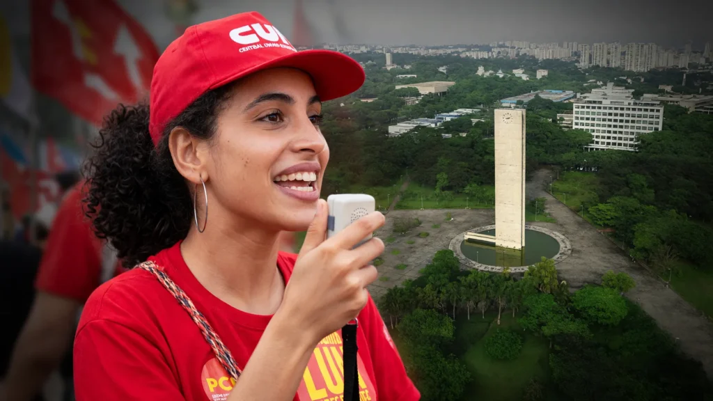 Izadora Dias, candidata ao governo de SP pelo PCO, discursa com megafone em manifestação política
