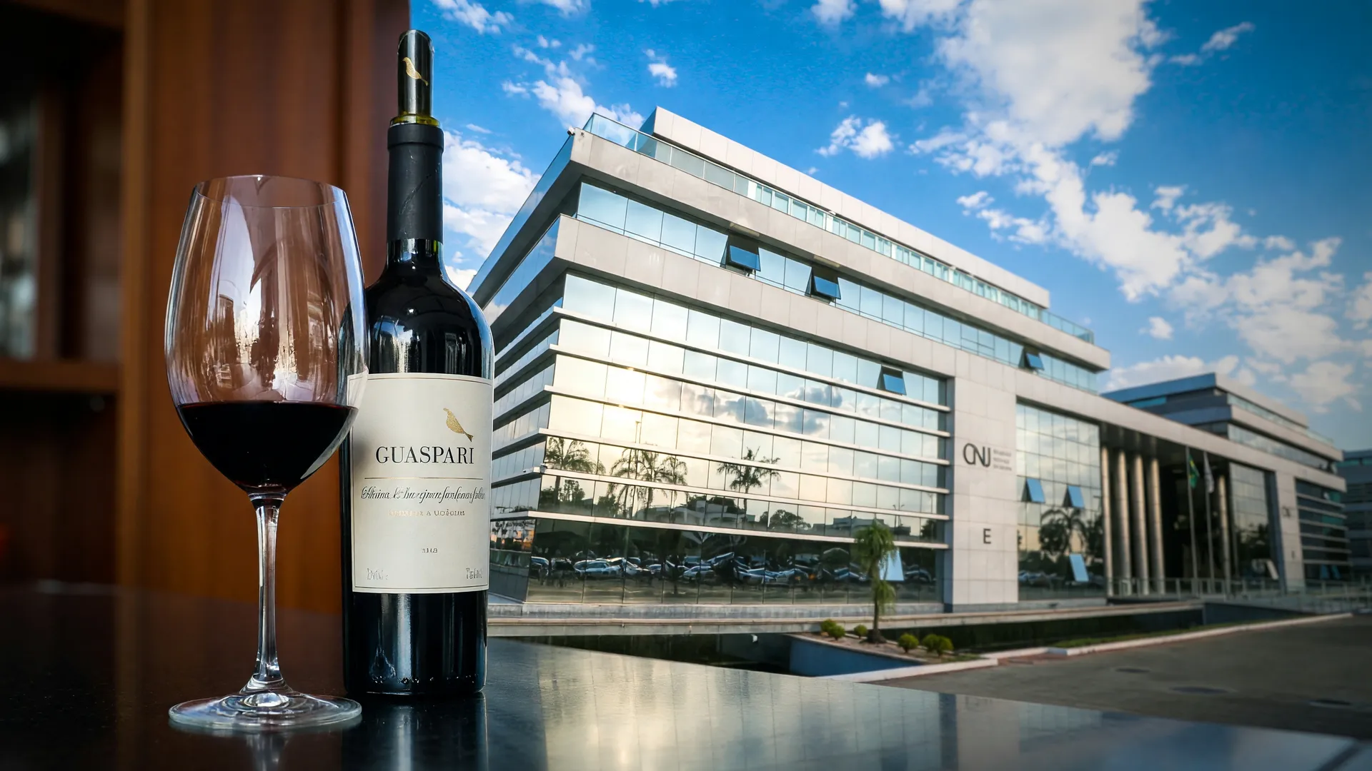 Taça de vinho em destaque e sede do CNJ: o caso do juiz afastado bebendo vinho durante julgamento