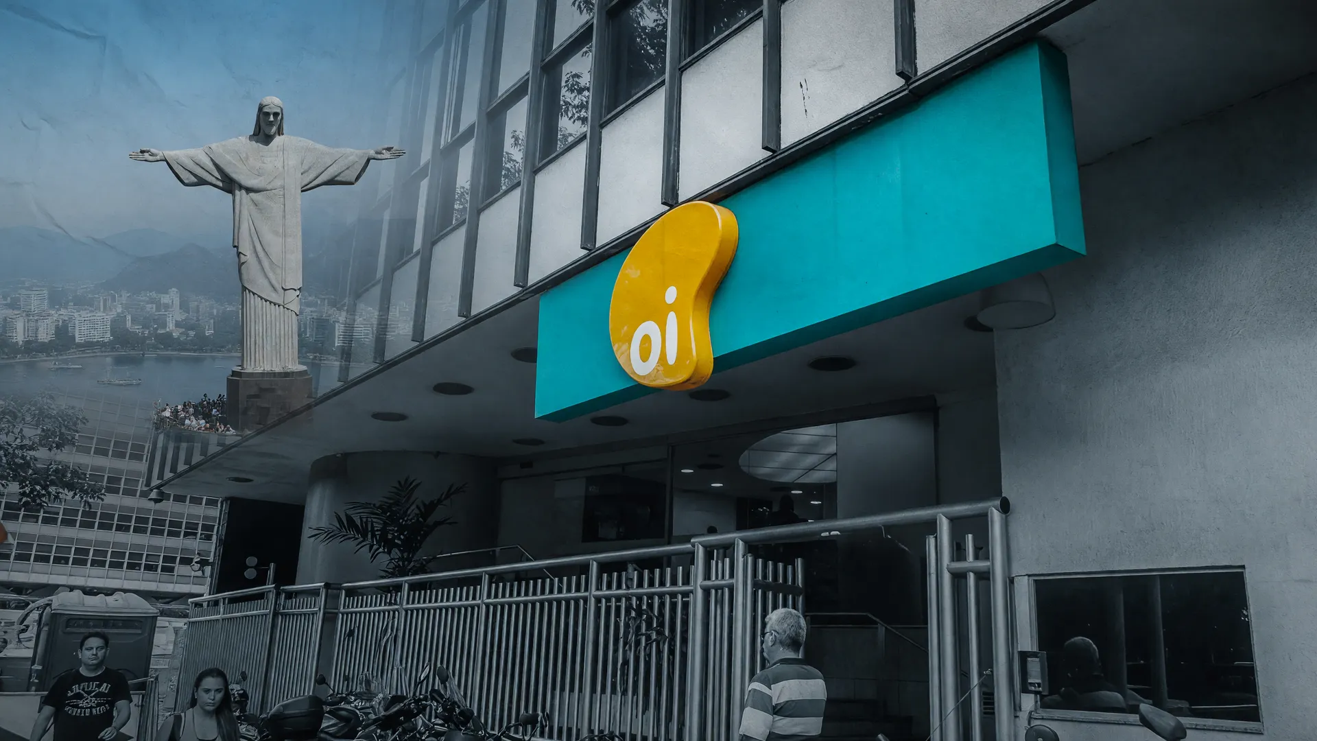 Loja da Oi com logotipo em destaque após justiça decreta falência da Oi, com cidade do Rio ao fundo