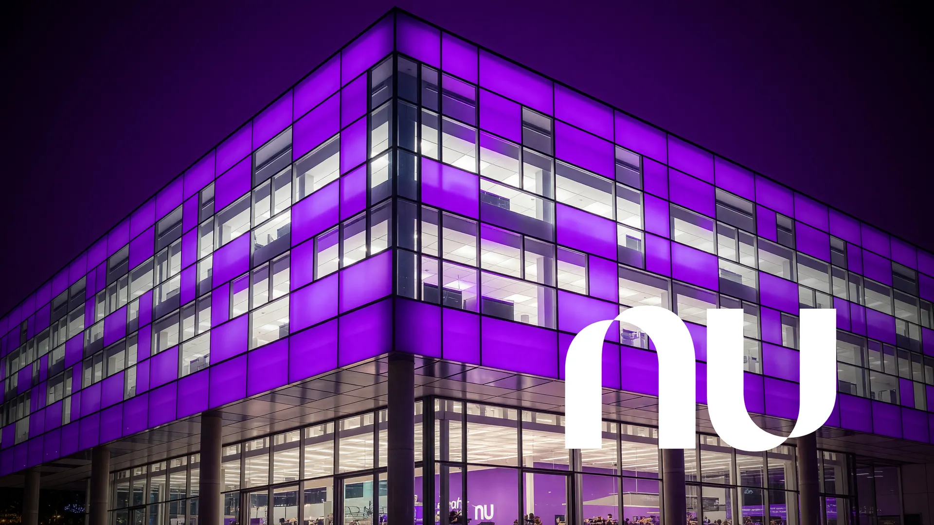 Sede do Nubank em São Paulo iluminada em roxo, representando o lucro bilionário do Nubank no trimestre