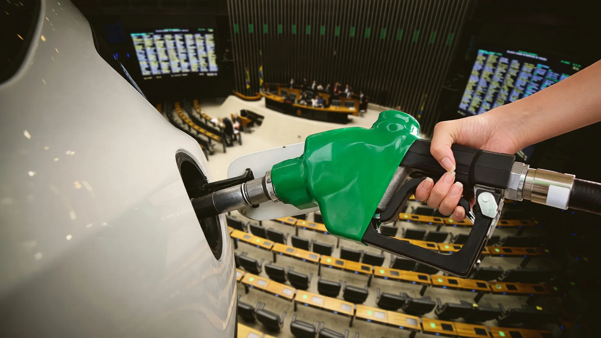 Carro sendo abastecido em posto, com o plenário da Câmara ao fundo — lucro dos postos de combustível em debate
